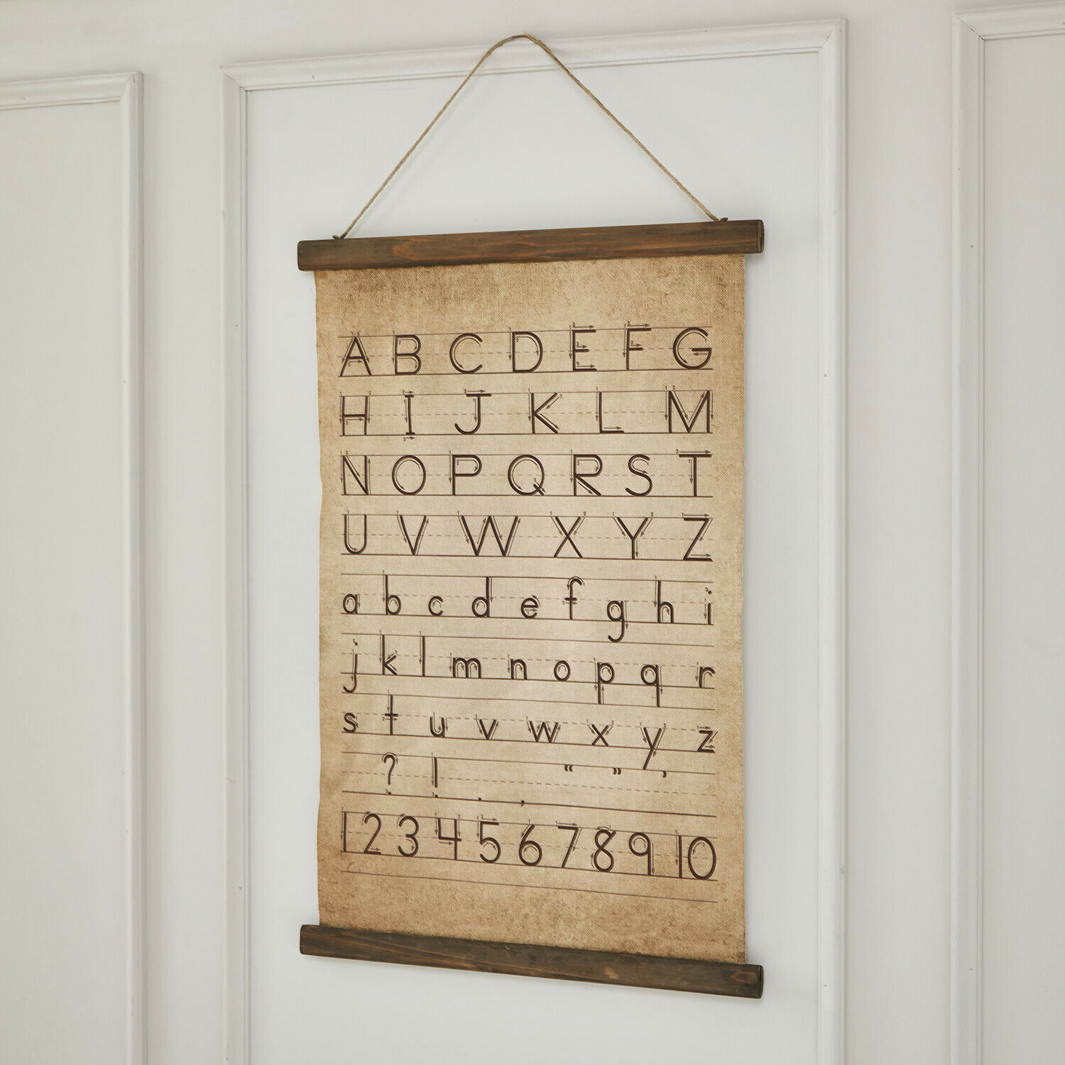 Wandbild Carentia Hängendes Poster mit Alphabet und Zahlen auf beigem Stoff mit Holzrahmen zum Schreibenlernen