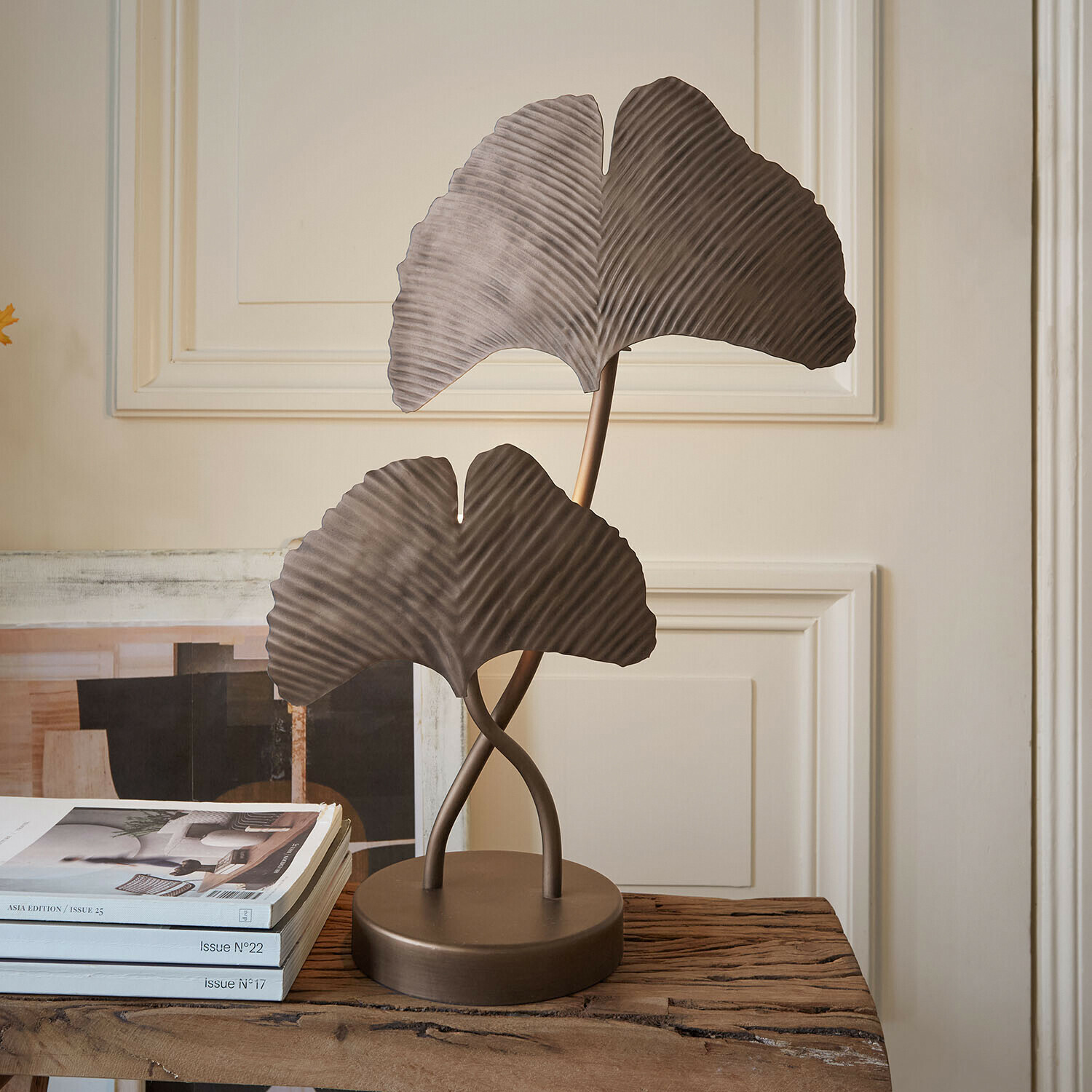 Tischlampe Marovelle Dekorative Metalllampe in Braun mit Ginkgo-Blattform auf Holztisch