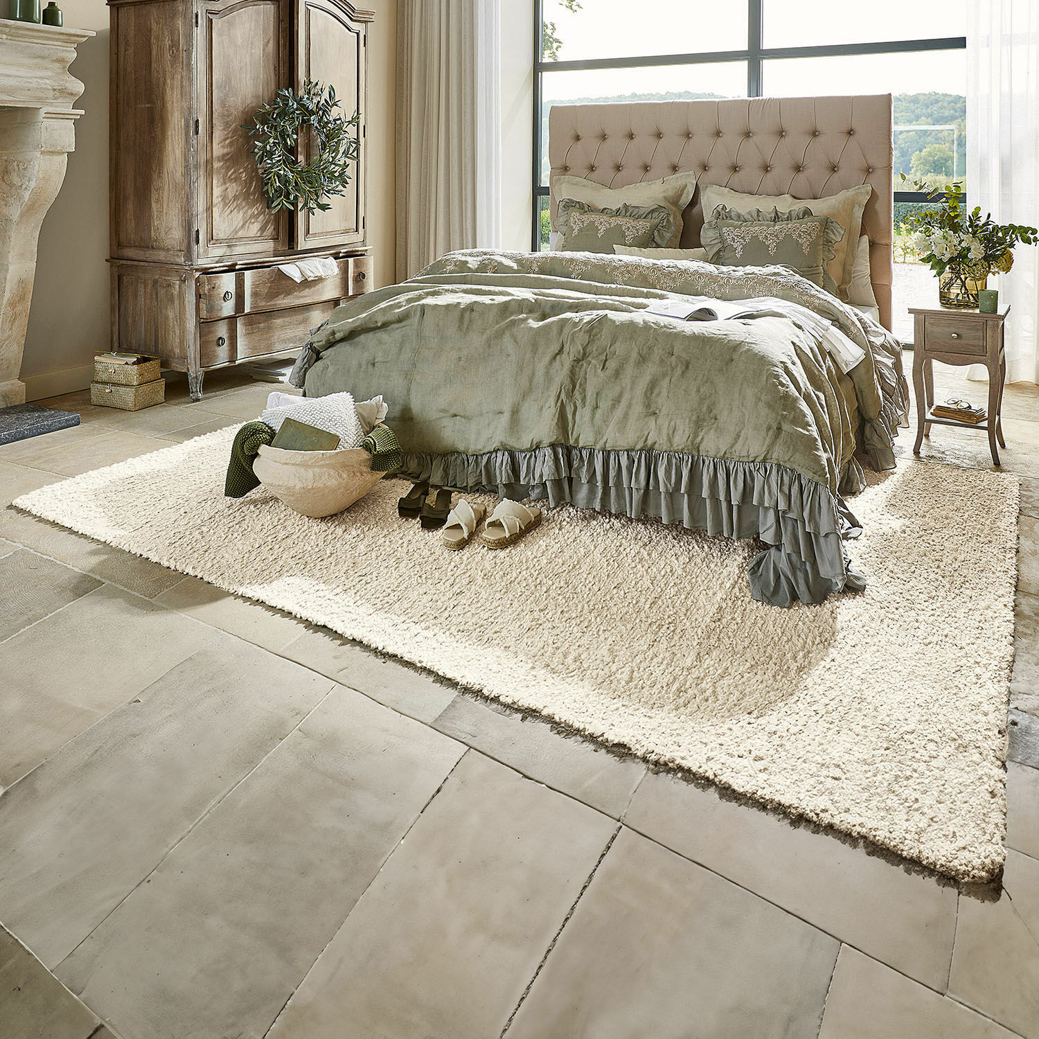 Teppich Wodaha Gemütliches Schlafzimmer mit beige gepolstertem Bett und grüner Bettwäsche auf cremefarbenem Teppich aus weichem Material.