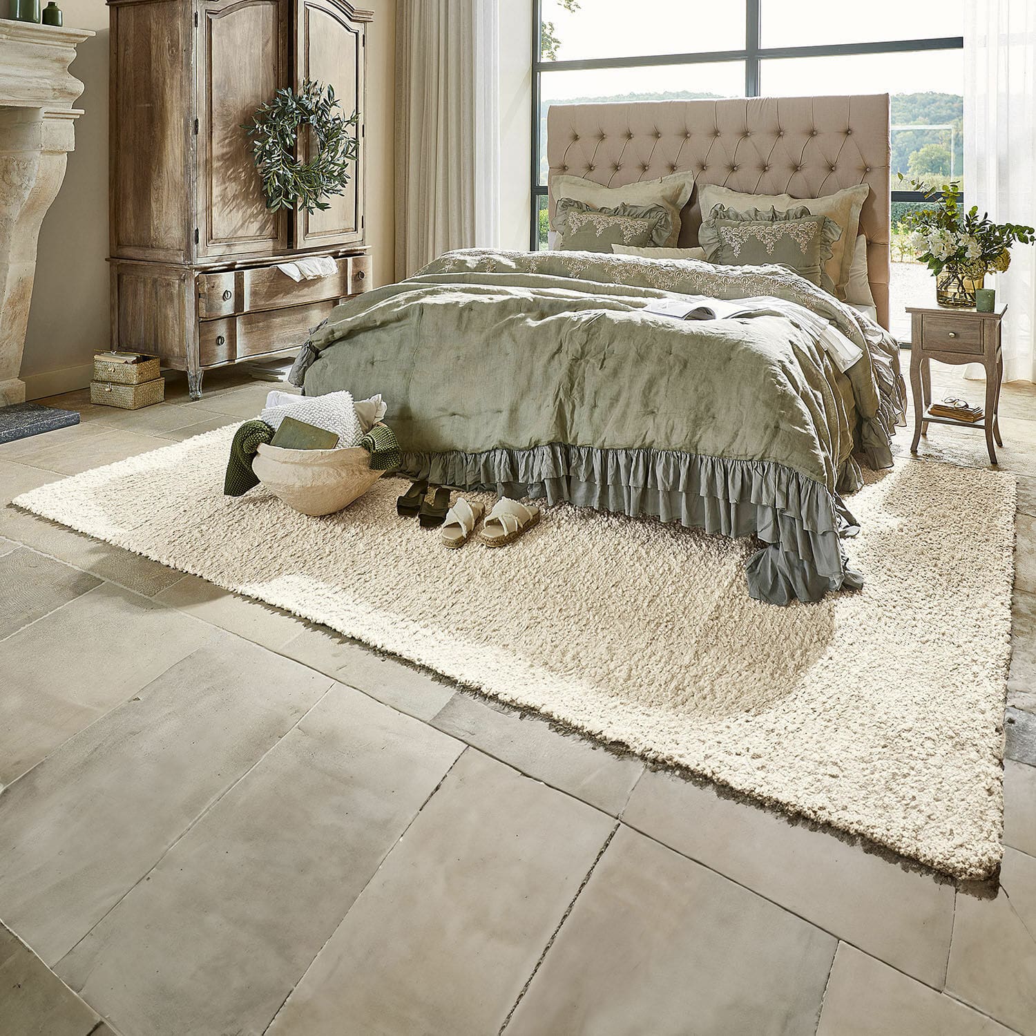 Teppich Wodaha Gemütliches Schlafzimmer mit beige gepolstertem Bett und grüner Bettwäsche auf cremefarbenem Teppich aus weichem Material.