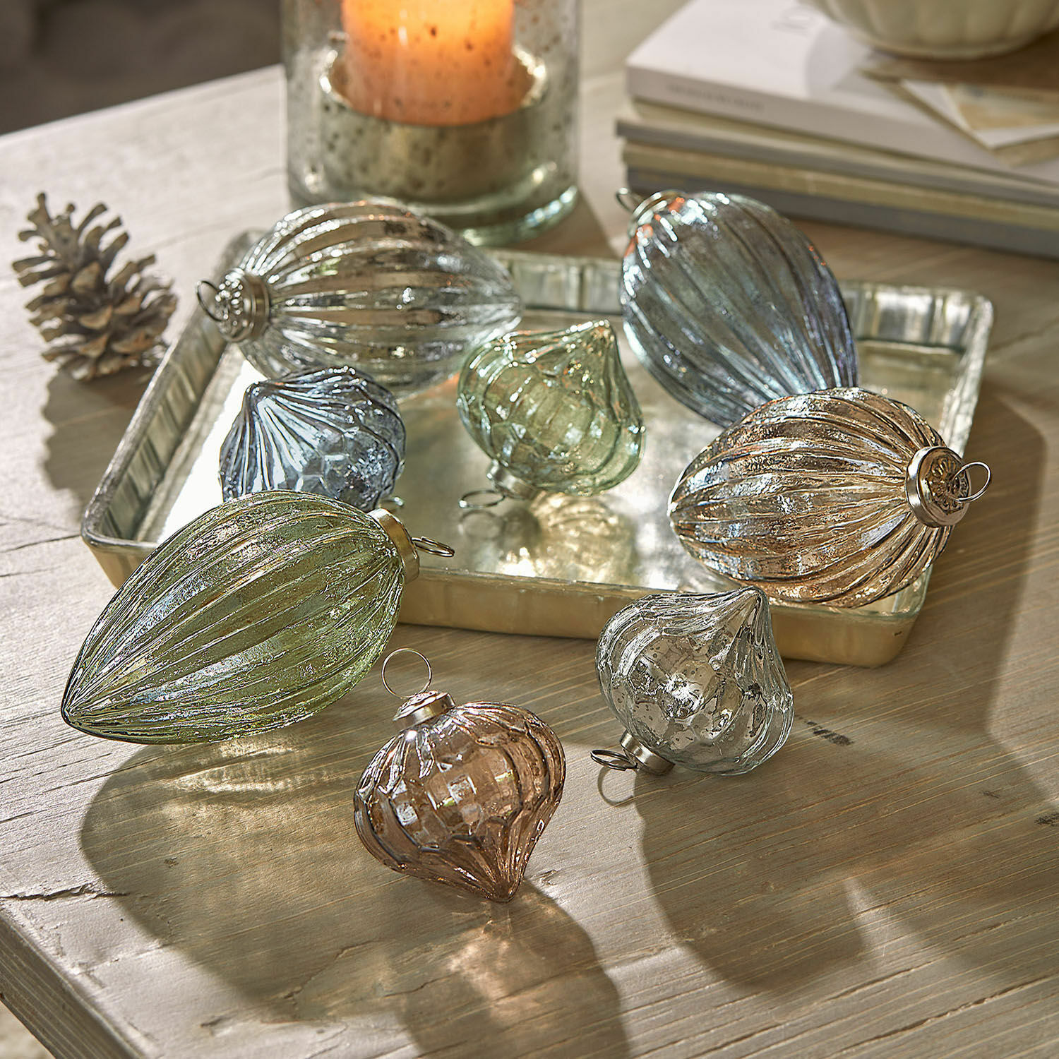 Weihnachtskugeln 8er Set Azélisse Set aus gläsernen Weihnachtsanhängern in verschiedenen Formen und Farben auf Holztisch