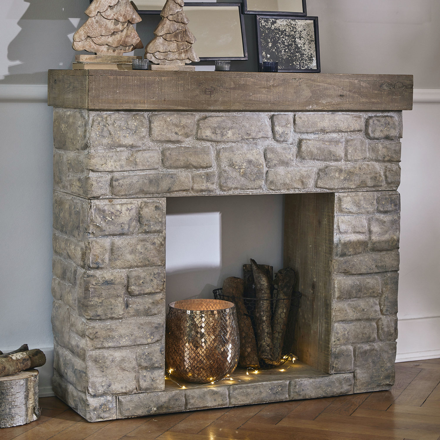 Kaminkonsole Evreux Dekorativer Kamin aus Stein und Holz in Naturtönen mit Dekoration und LED-Lichterkette