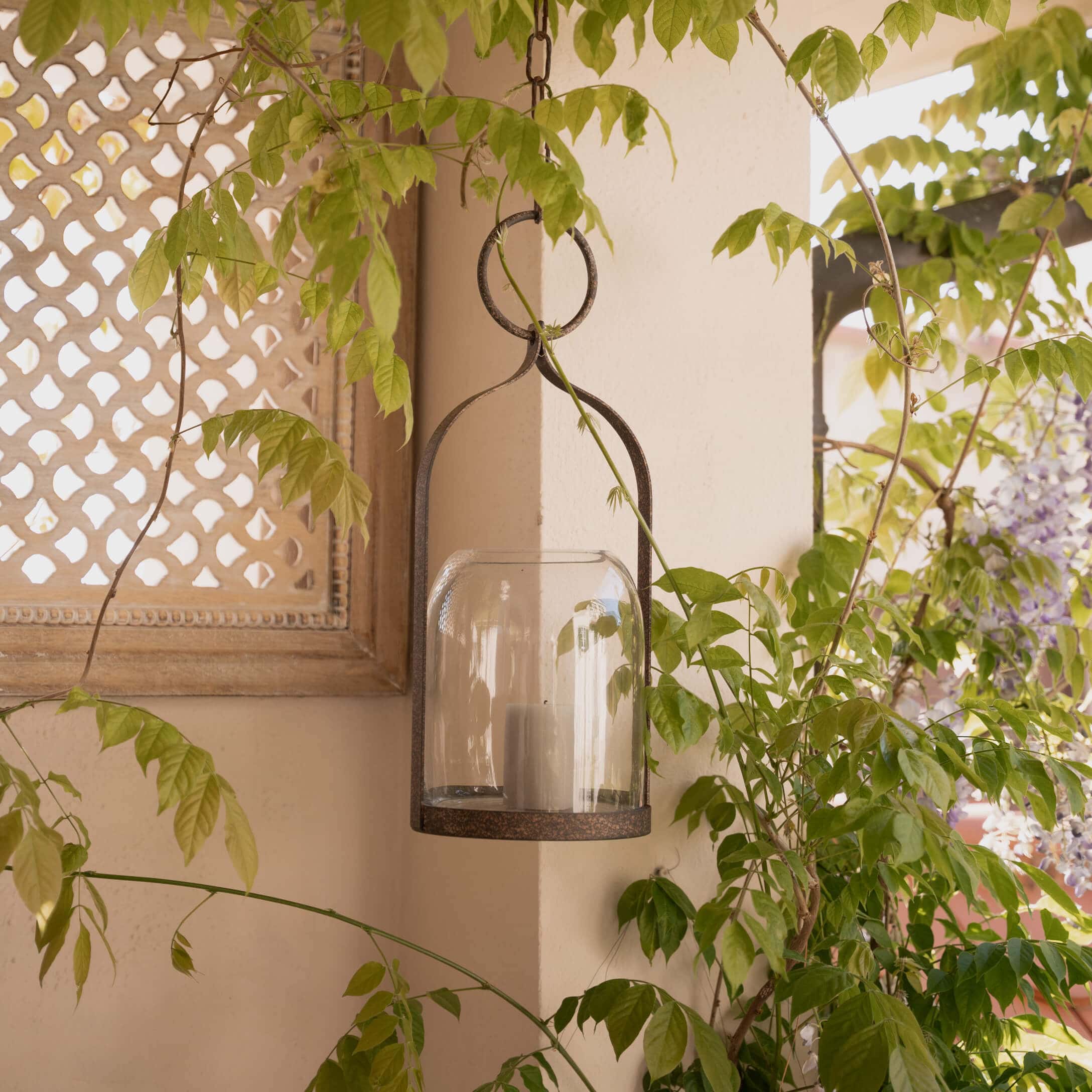Hängender Laternenhalter aus Metall und Glas mit weisser Kerze, rustikale Gartendekoration