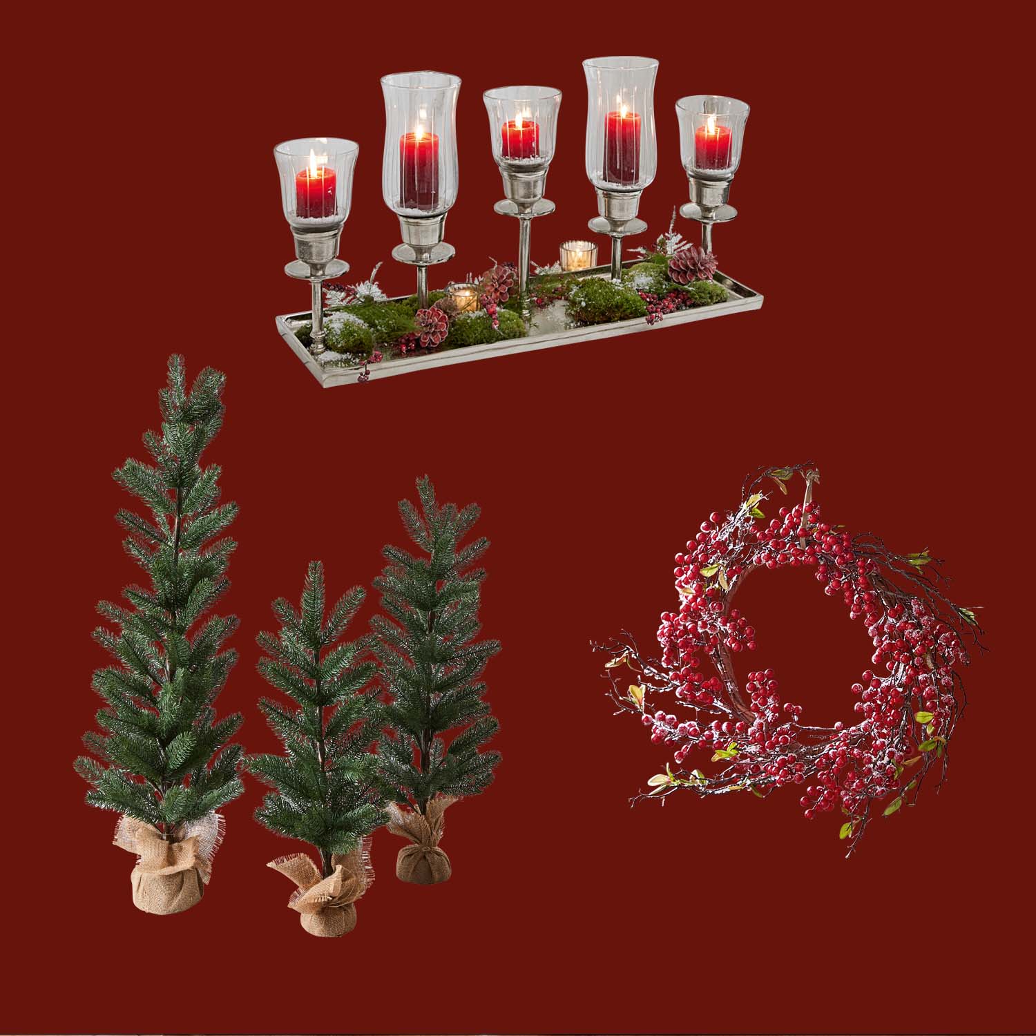 Weihnachtsdekoset mit roten Kerzen, grünen Tännchen und rotem Beerenkranz