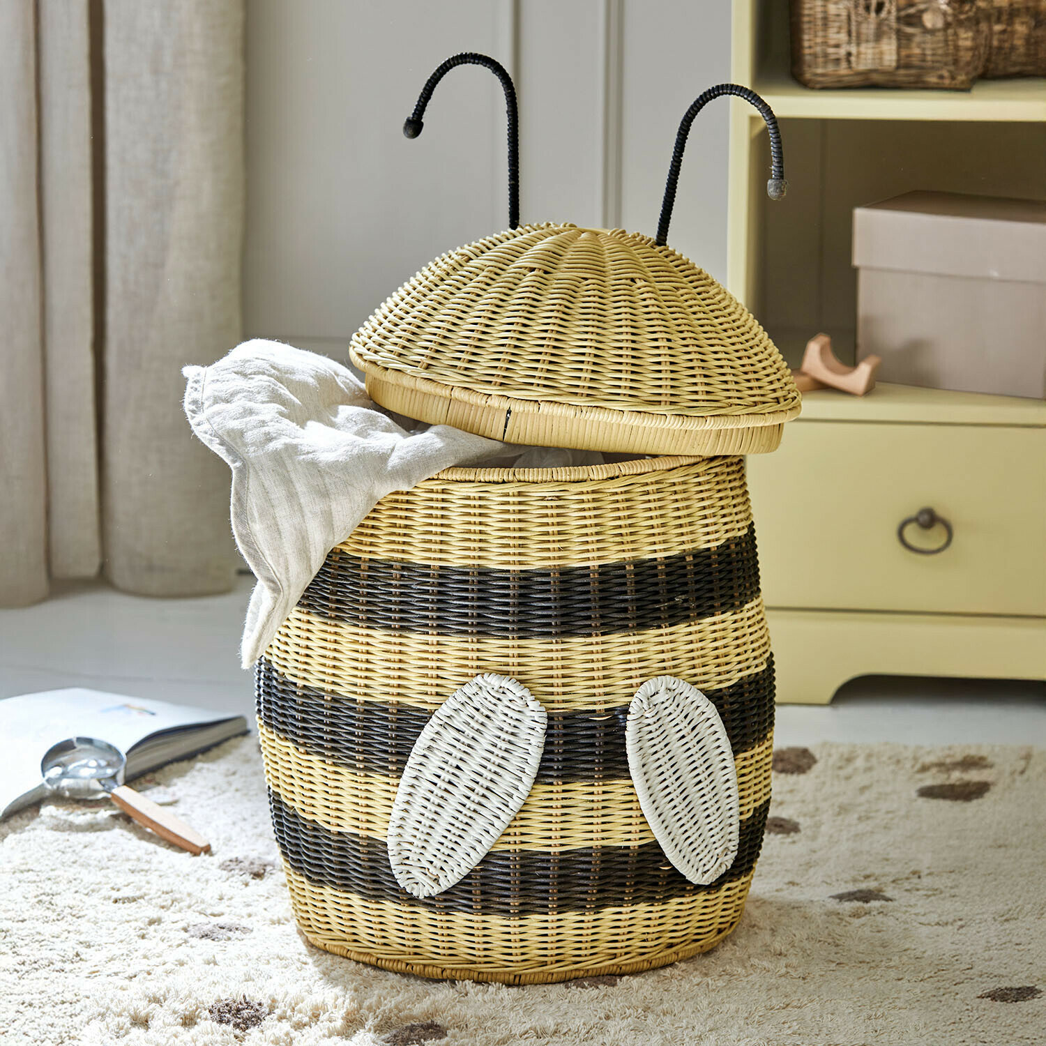 Hummelkorb Fluttery Wäschekorb aus Rattan in Bienenform mit natürlichen und schwarzen Streifen zur Kleideraufbewahrung