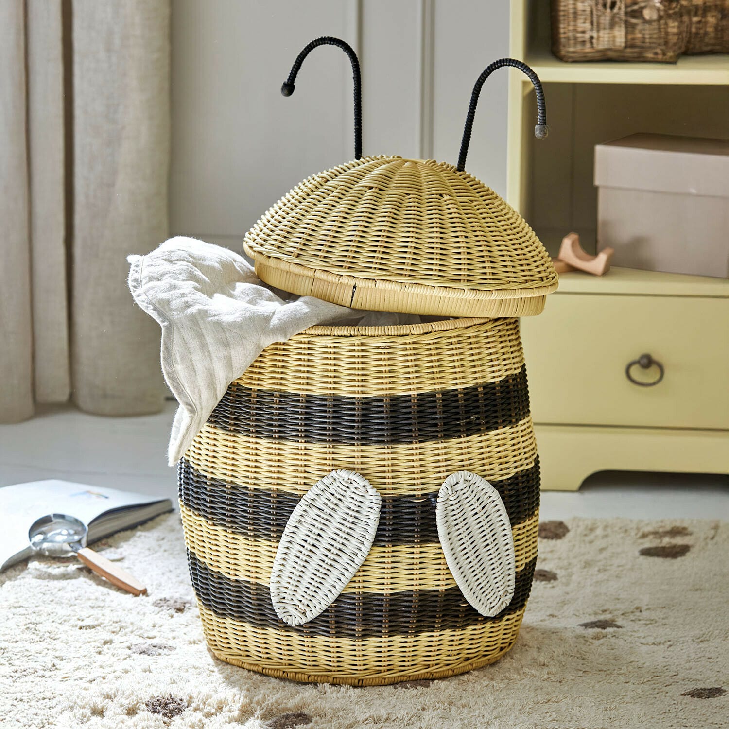 Hummelkorb Fluttery Wäschekorb aus Rattan in Bienenform mit natürlichen und schwarzen Streifen zur Kleideraufbewahrung