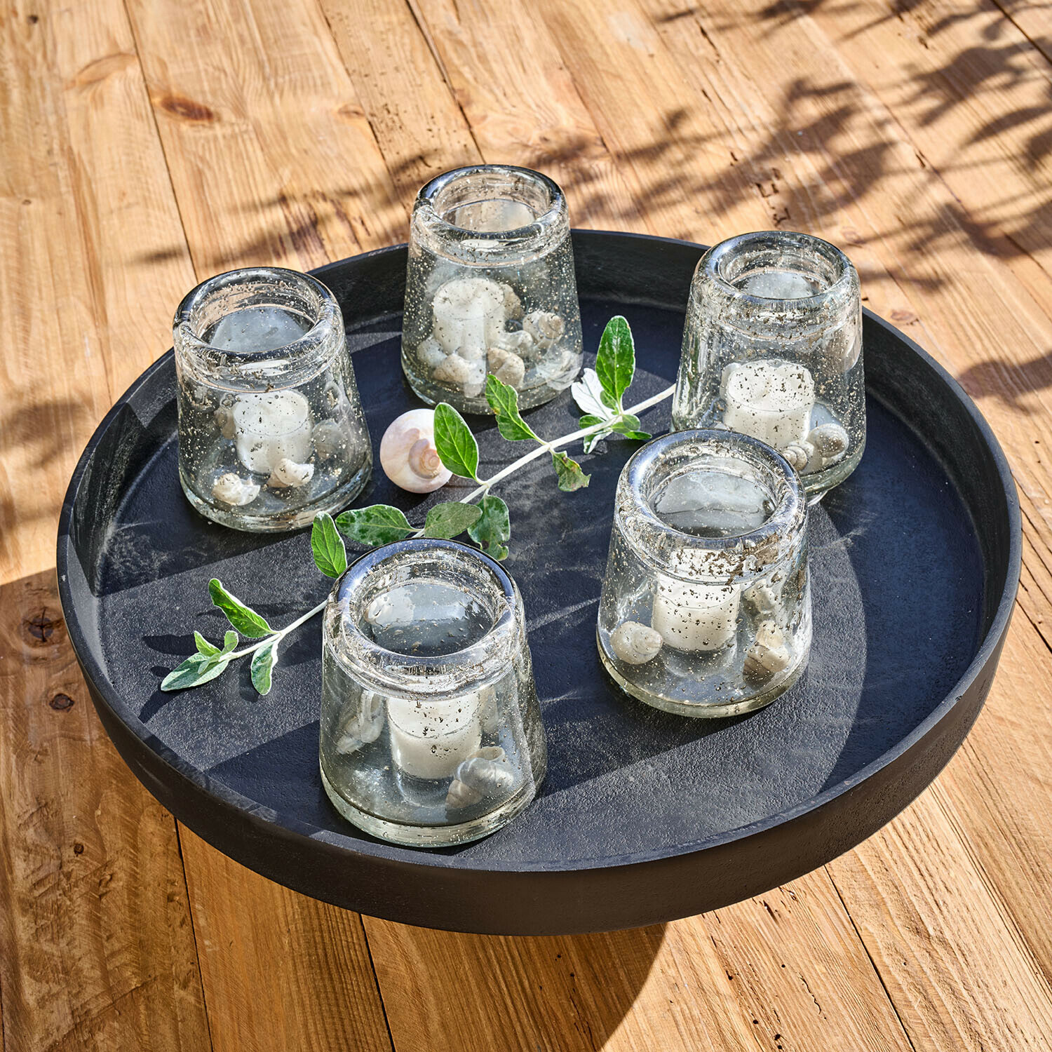 Windlicht 5er Set Novalio Set mit fünf Glas-Teelichthaltern mit weissen Kerzen und Muscheln auf schwarzem Metalltablett