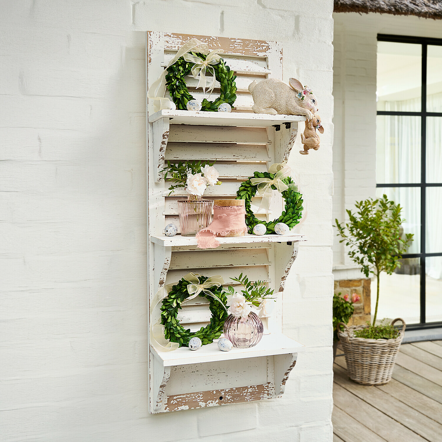 Wandregal Morclerey Weisses Holz-Wandregal mit Shabby-Chic-Effekt, grünen Kränzen und Osterdekorationen