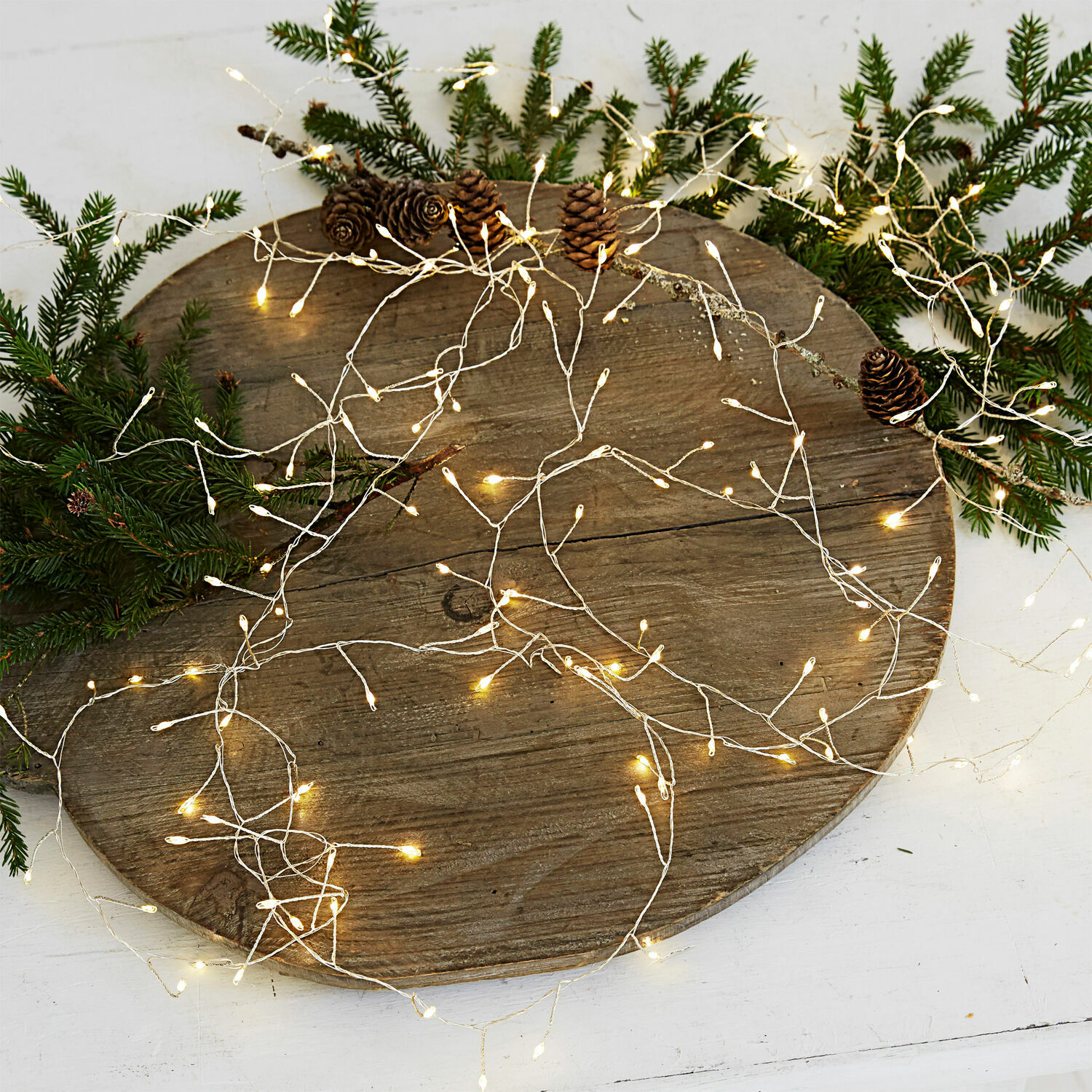 Lichterkette Minas Feine warmweisse LED-Lichterkette auf silbernem Draht mit Tannenzapfen und grünen Tannenzweigen