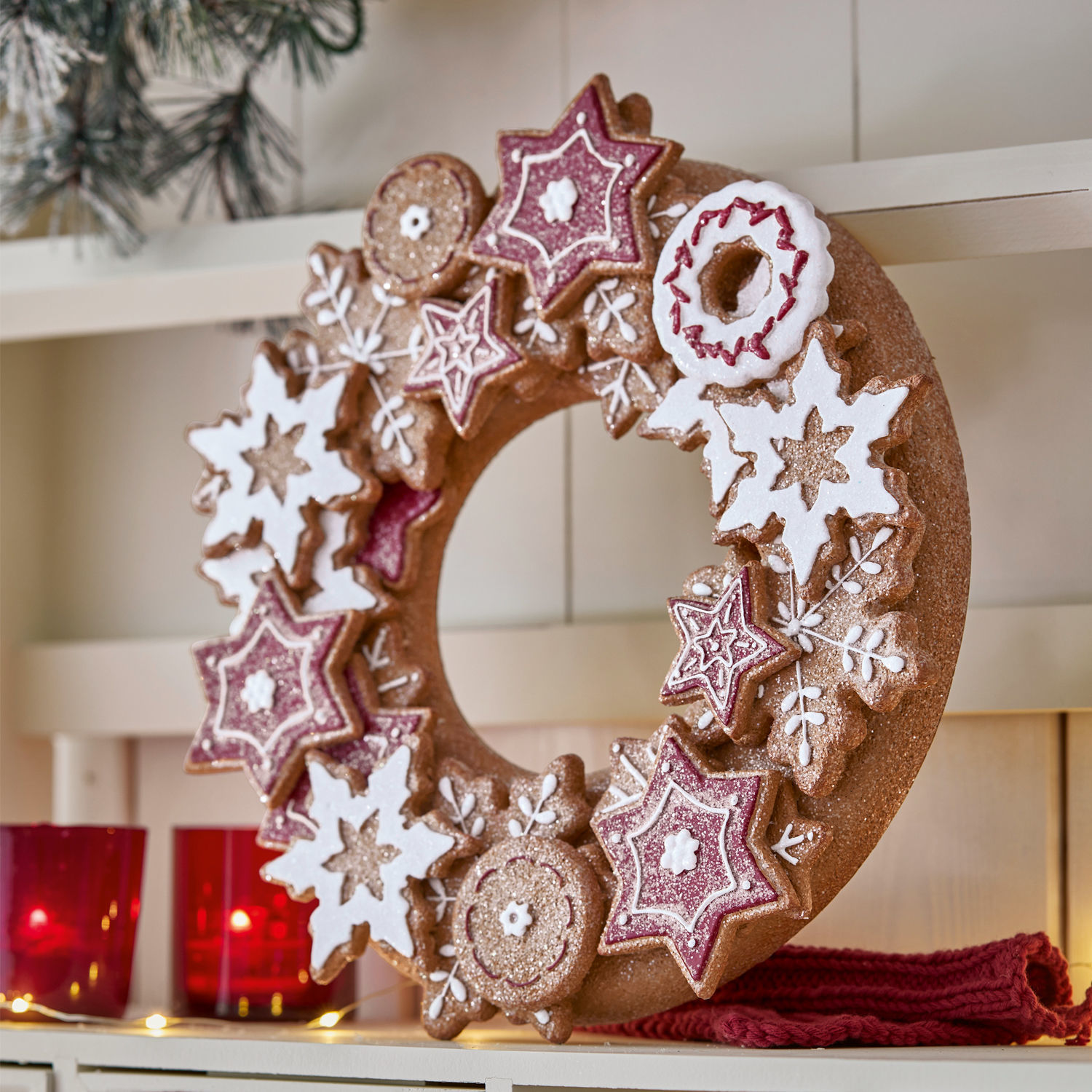 Kranz Anyama Weihnachtlicher Dekokranz mit braunen und weissen Lebkuchensternen sowie Schneeflocken aus Zuckerguss