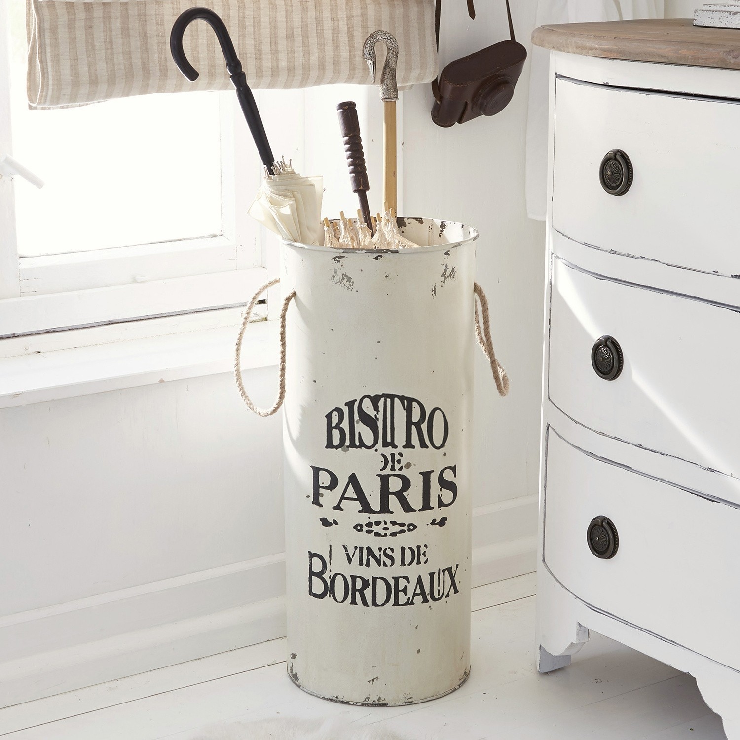 Schirmständer Bordeaux Weisser Metall-Regenschirmständer mit «Bistro de Paris»-Schriftzug im Vintage-Stil für den Gang