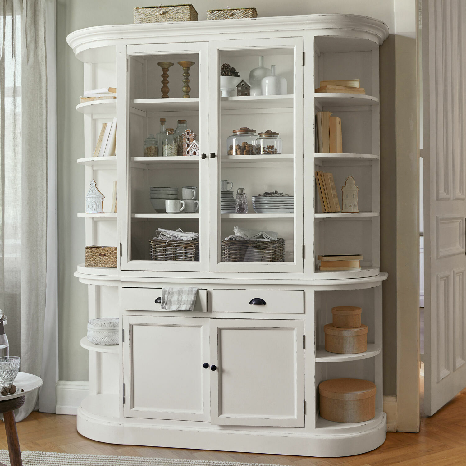 Schrank Louisiana Weisse Holzvitrine mit Glastüren und seitlichen Regalen für Bücher und Dekorationen