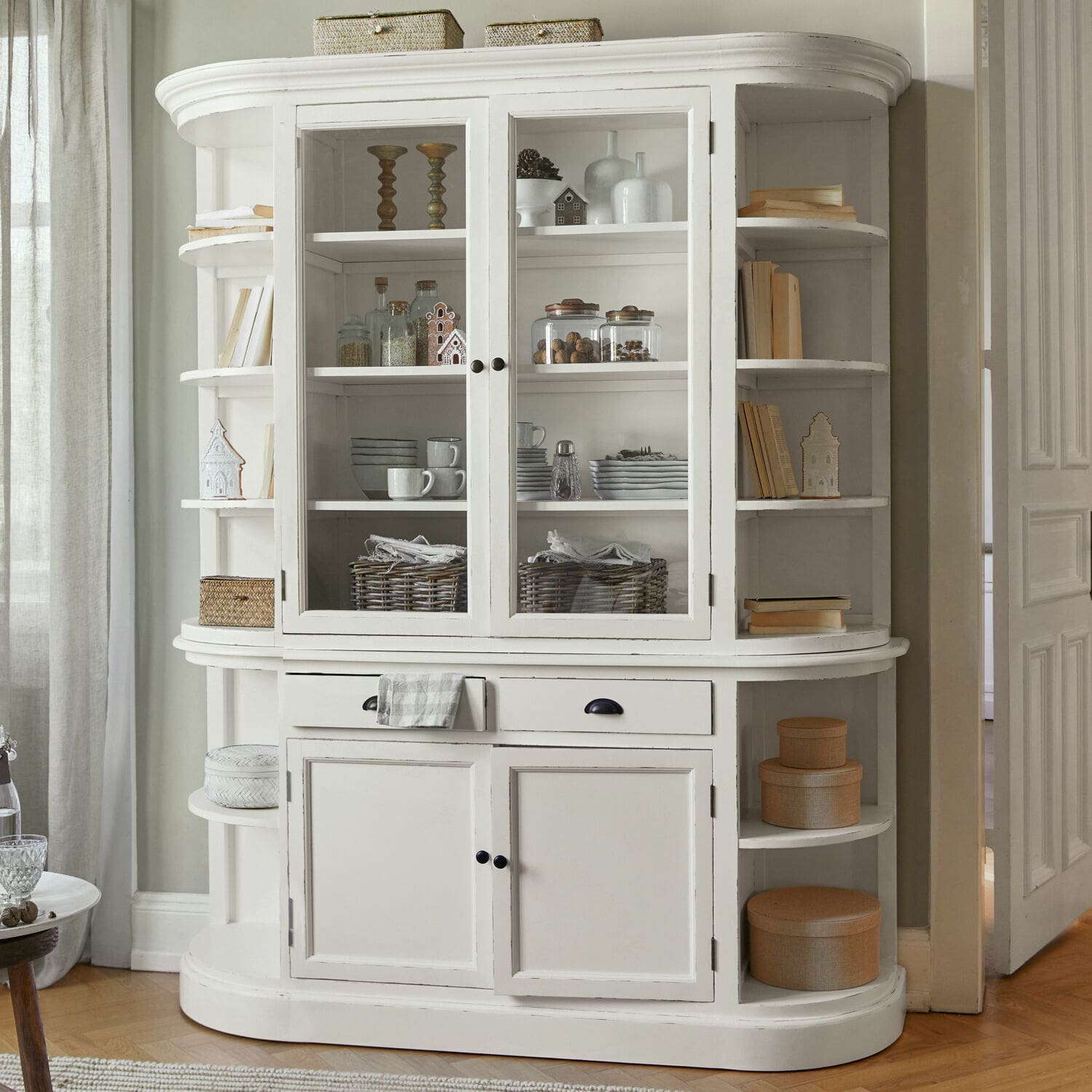 Schrank Louisiana Weisse Holzvitrine mit Glastüren und seitlichen Regalen für Bücher und Dekorationen