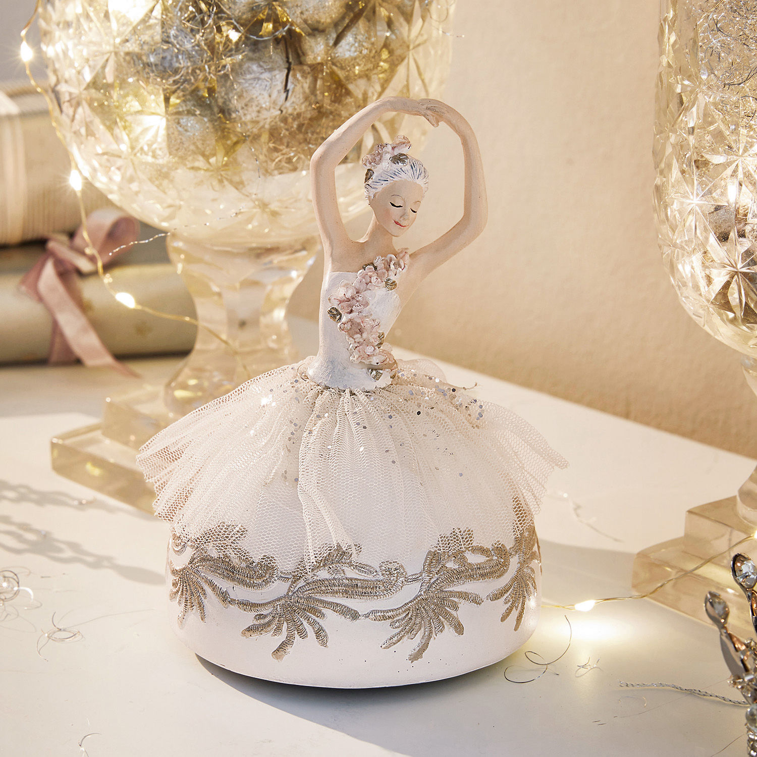 Spieluhr Malinka Ballerina-Figur mit weissem Stoffkleid und goldenen Verzierungen als Wohnaccessoire