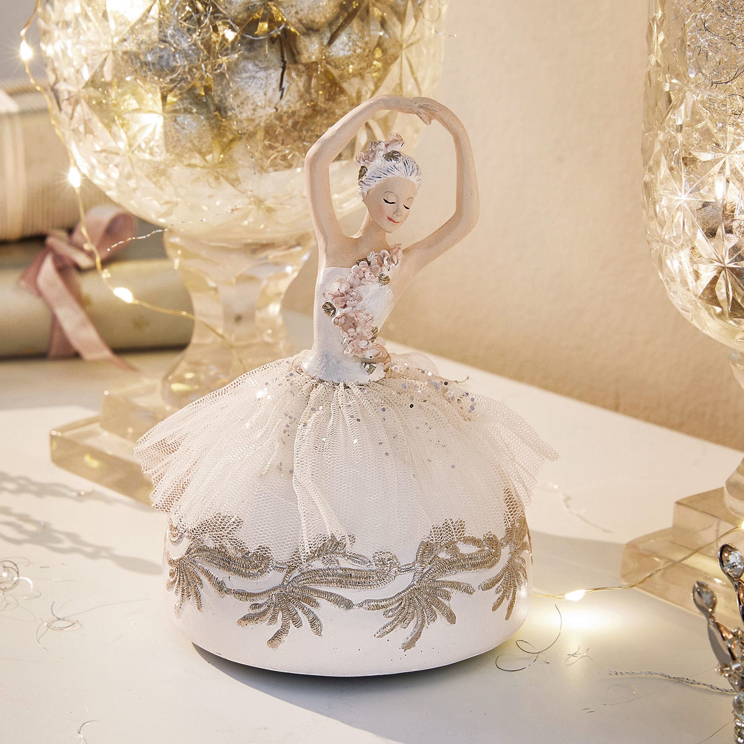 Spieluhr Malinka Ballerina-Figur mit weissem Stoffkleid und goldenen Verzierungen als Wohnaccessoire