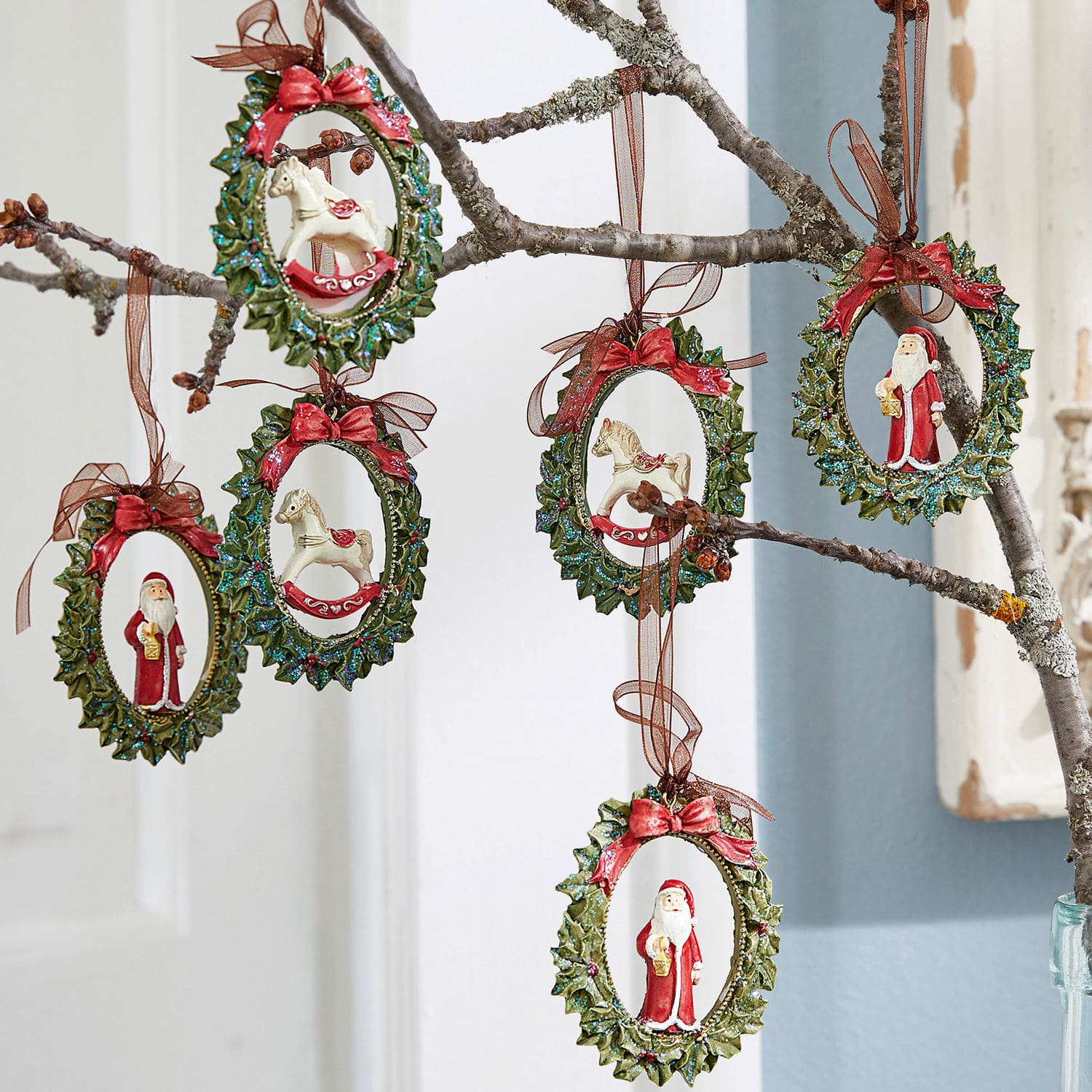 Anhänger 6er Set Chaignes Weihnachtsschmuck mit grünem Rahmen, Santa- und Schaukelpferdfiguren zum Aufhängen