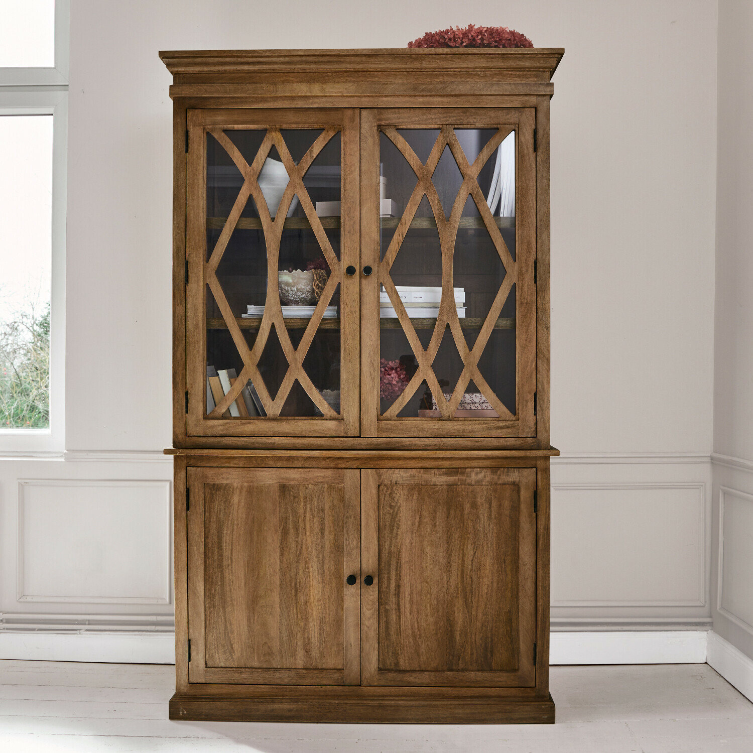 Holzvitrine mit dekorativen Glastüren und unterem Teil aus massivem Holz in natürlicher Farbe