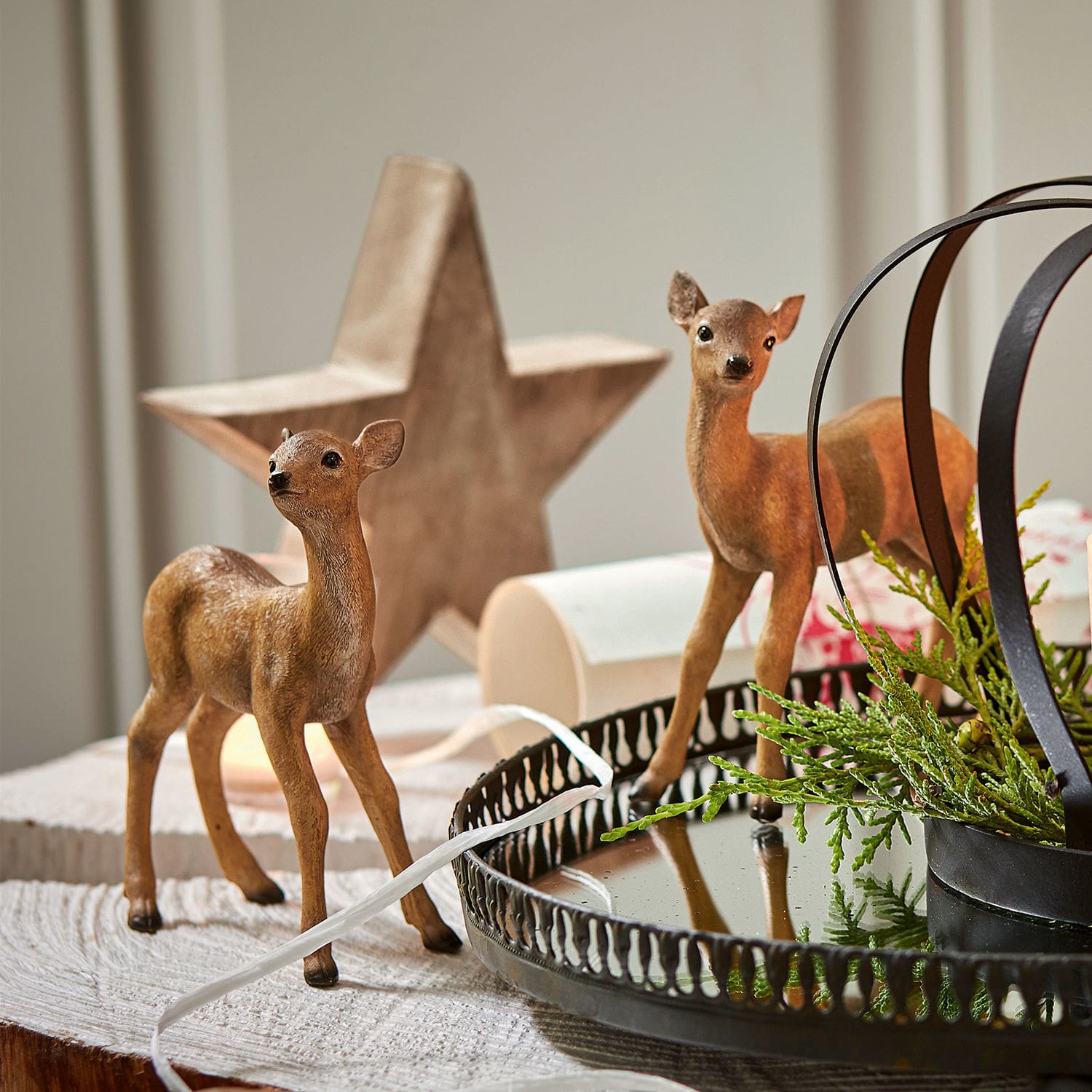 Kitz 2er Set Plantis Zwei braune Rehfiguren auf Holztisch mit Metalltablett und grünen Zweigen als Dekoration