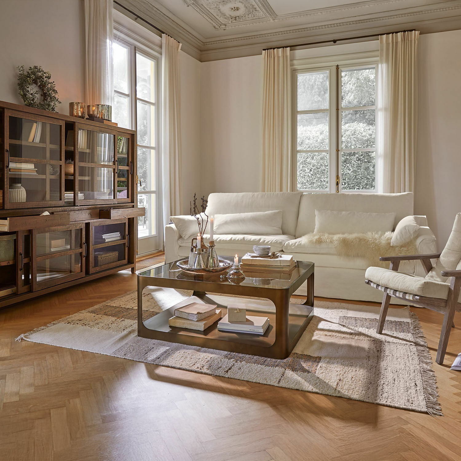 Teppich Faircliffe Gemütliches Wohnzimmer mit weissem Sofa, Holzvitrine und Metall-Couchtisch auf Teppich