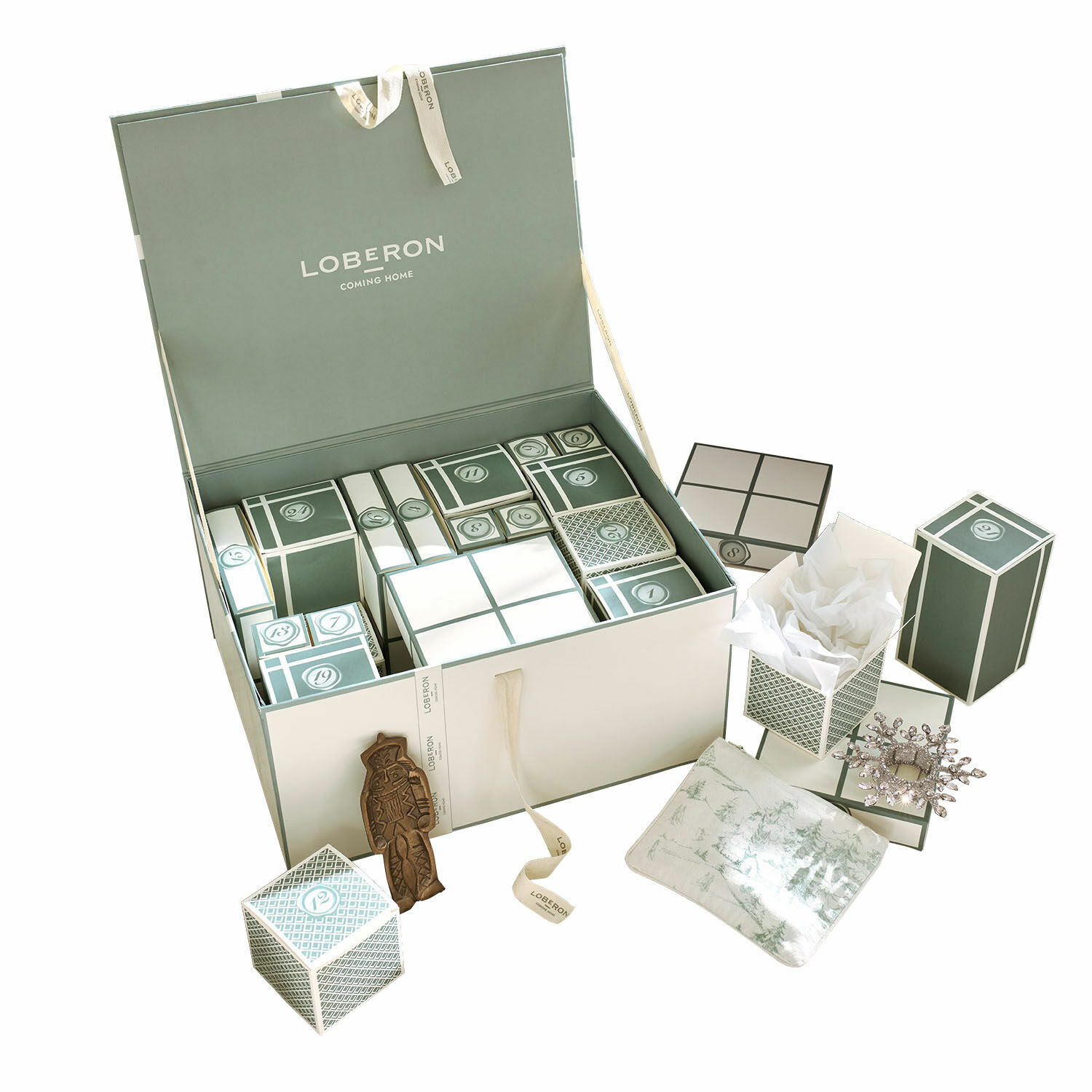 LOBERON Adventskalender 2025 Calavira Adventskalender-Set mit grünen und weißen Schachteln und festlichen Weihnachtsdekorationen
