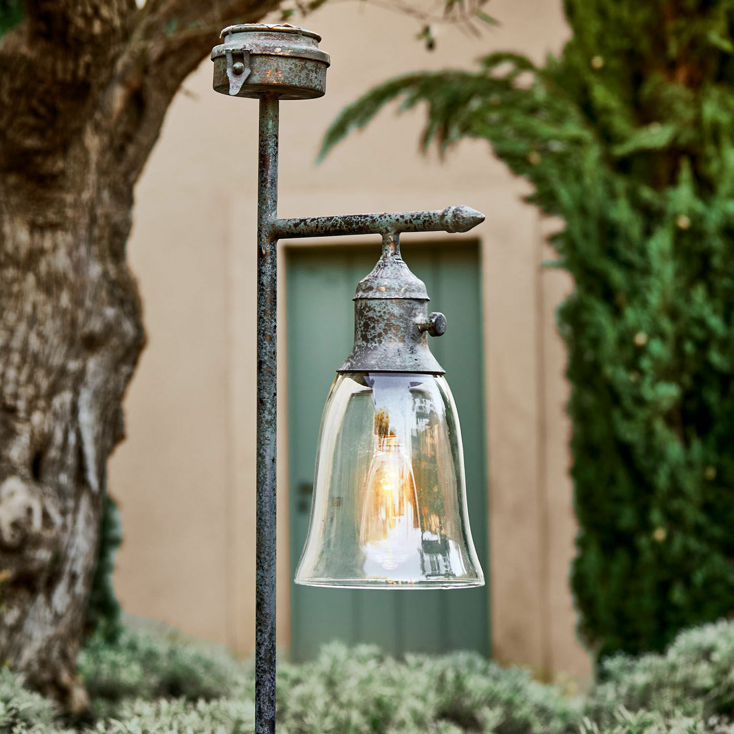 Solar-Laterne Kobina Aussenlampe aus Metall mit antikem Finish und klarem Glasschirm für Gartenbeleuchtung