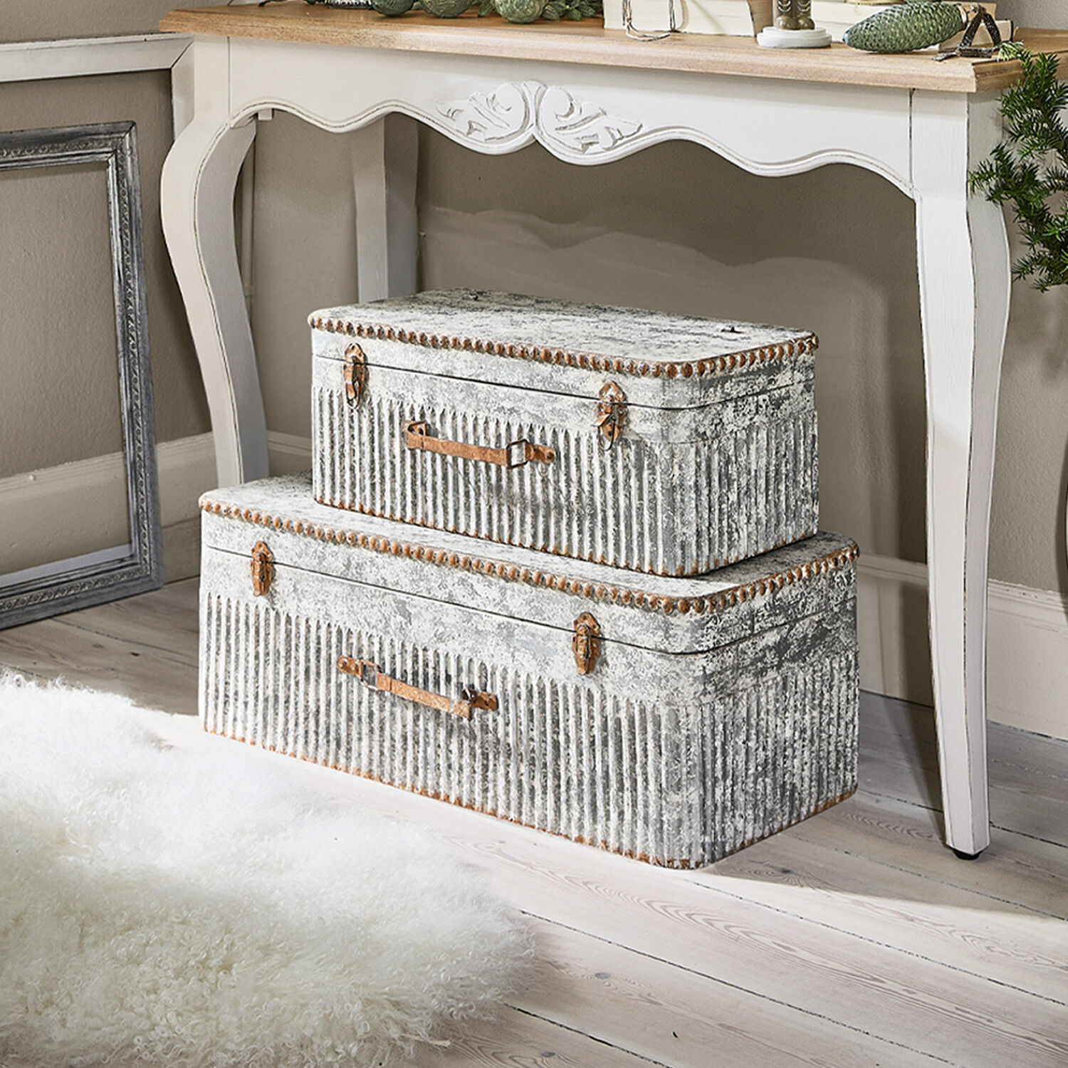 Truhe 2er Set Robyn Set aus zwei Vintage-Metallkoffern in Grau mit rostigen Griffen als dekorative Aufbewahrung.