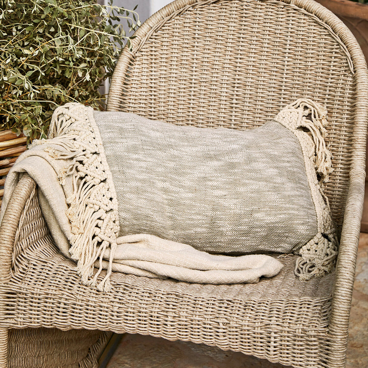 Kissenhülle Dunlora Beige Decke mit Fransen auf Rattanstuhl, gemütliche Wohnraumdekoration und Textil