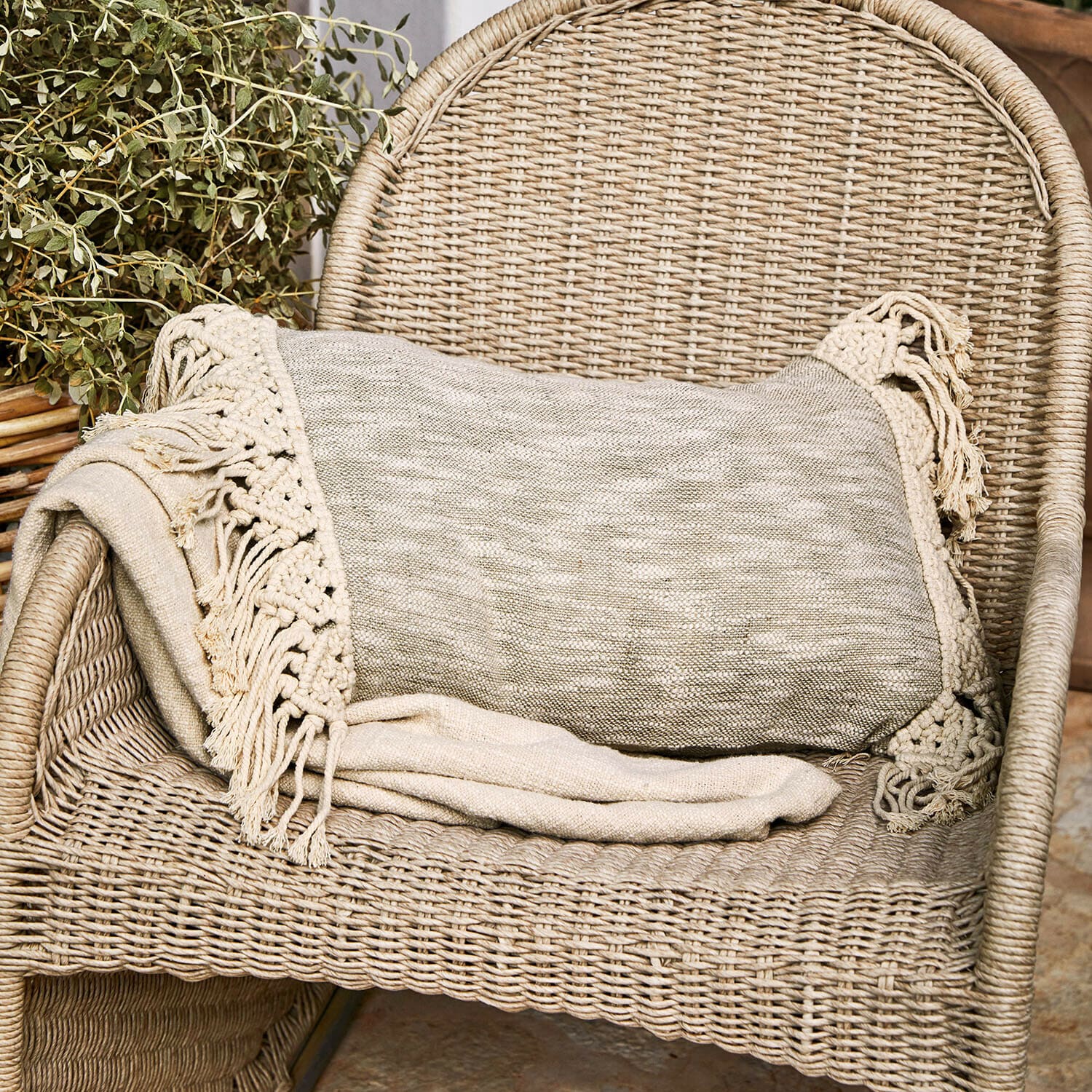 Kissenhülle Dunlora Beige Decke mit Fransen auf Rattanstuhl, gemütliche Wohnraumdekoration und Textil