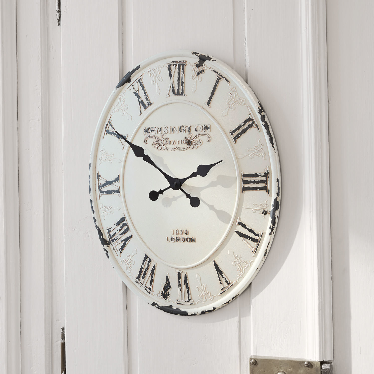 Uhr Soulières Ovale Wanduhr aus Metall in Weiss mit schwarzen römischen Ziffern im Vintage-Stil zur Wanddekoration