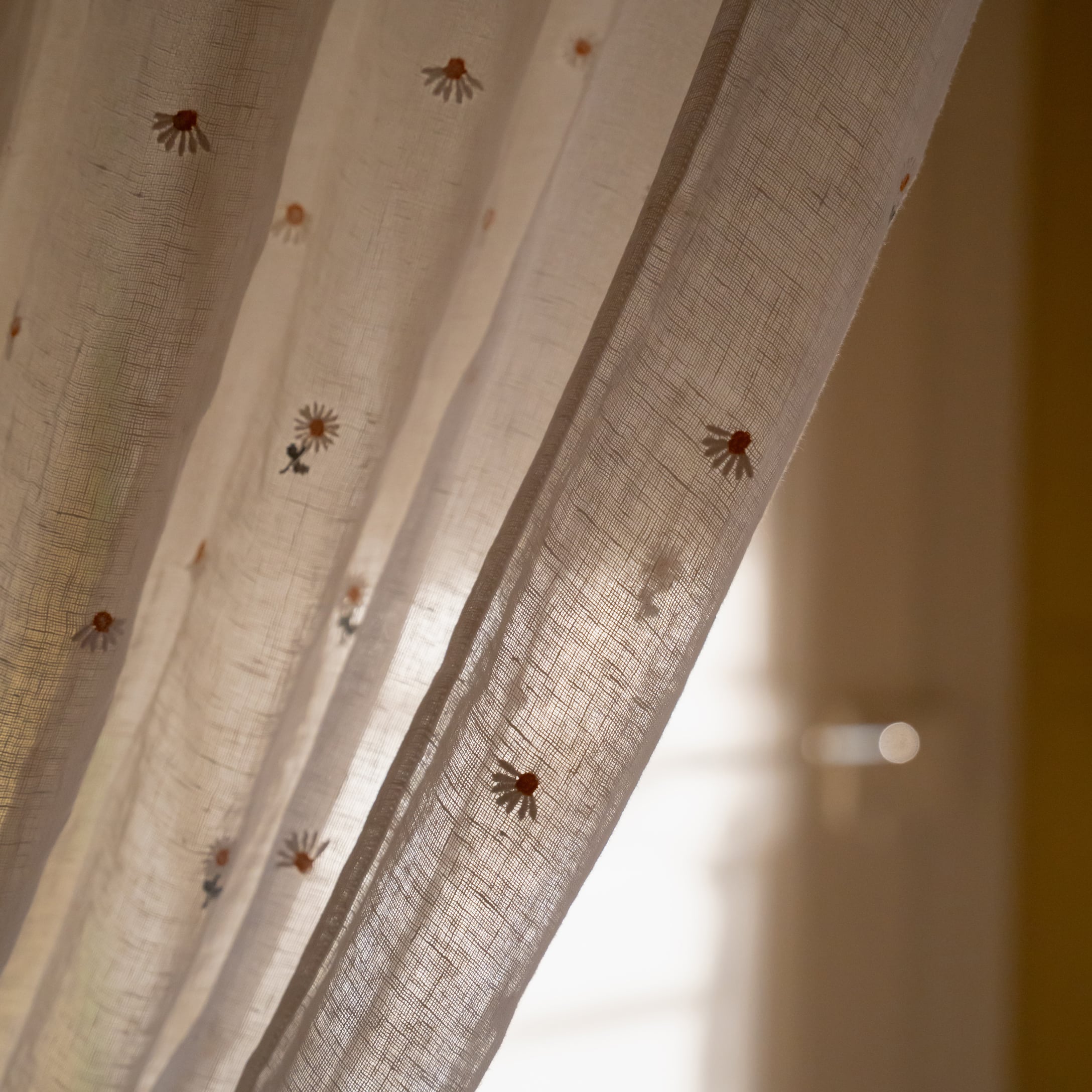 Transparenter weisser Vorhang mit zarten Gänseblümchen-Stickereien, leichter Stoff für Fensterdeko