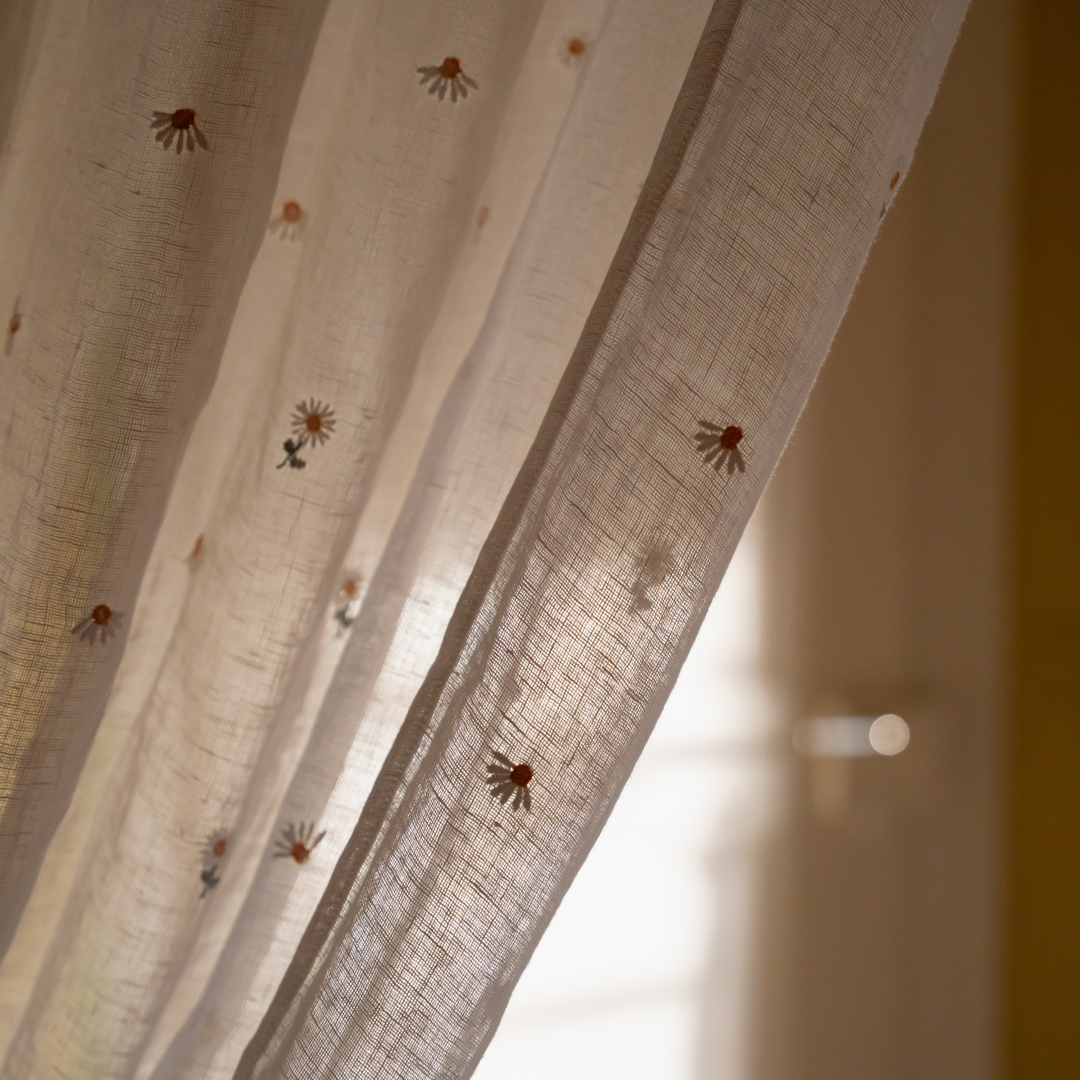 Transparenter weisser Vorhang mit zarten Gänseblümchen-Stickereien, leichter Stoff für Fensterdeko