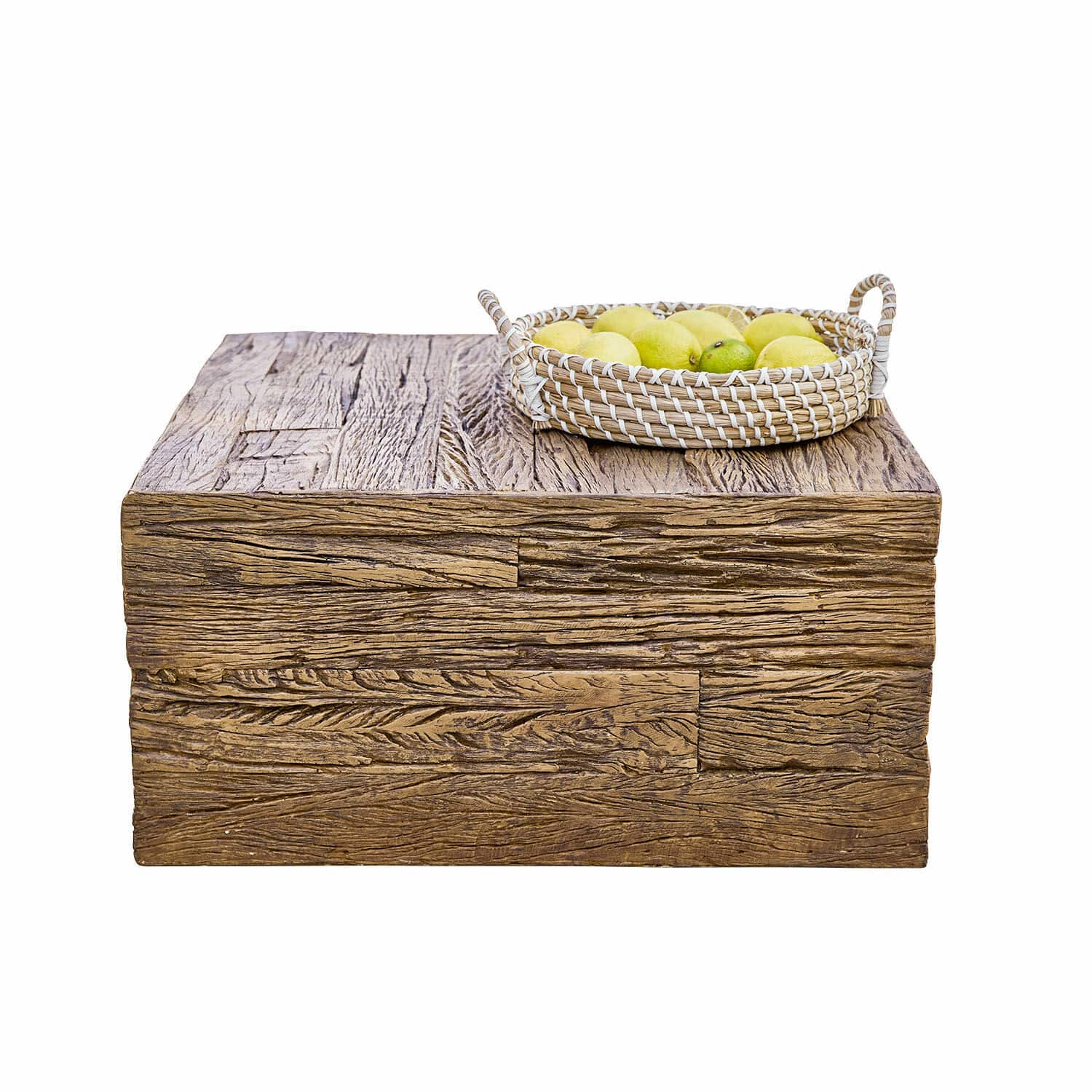 Couchtisch Glâne Quadratischer Couchtisch aus Holz mit geflochtenem Korb und Zitrusfrüchten vor weissem Hintergrund