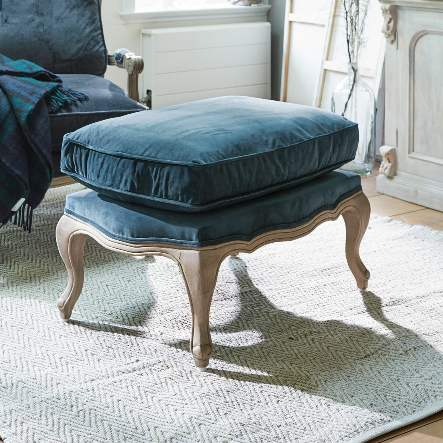 Hocker Corlay Fusshocker mit Holzrahmen und weichem blauem Samtkissen im Vintage-Stil für das Wohnzimmer