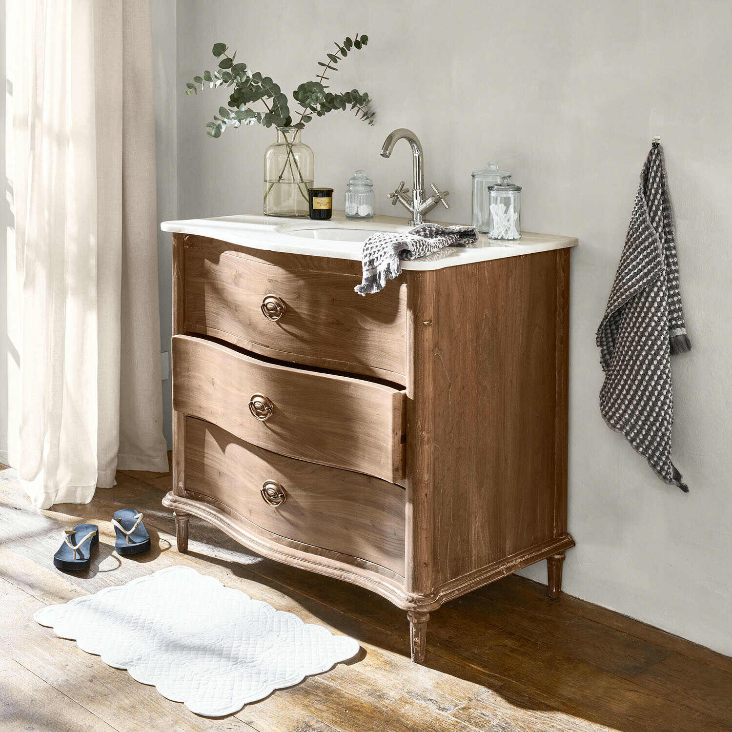 Holz-Badezimmerschrank mit weisser Arbeitsplatte und verchromtem Wasserhahn, Vintage-Stil, Dekorationen und Handtuch