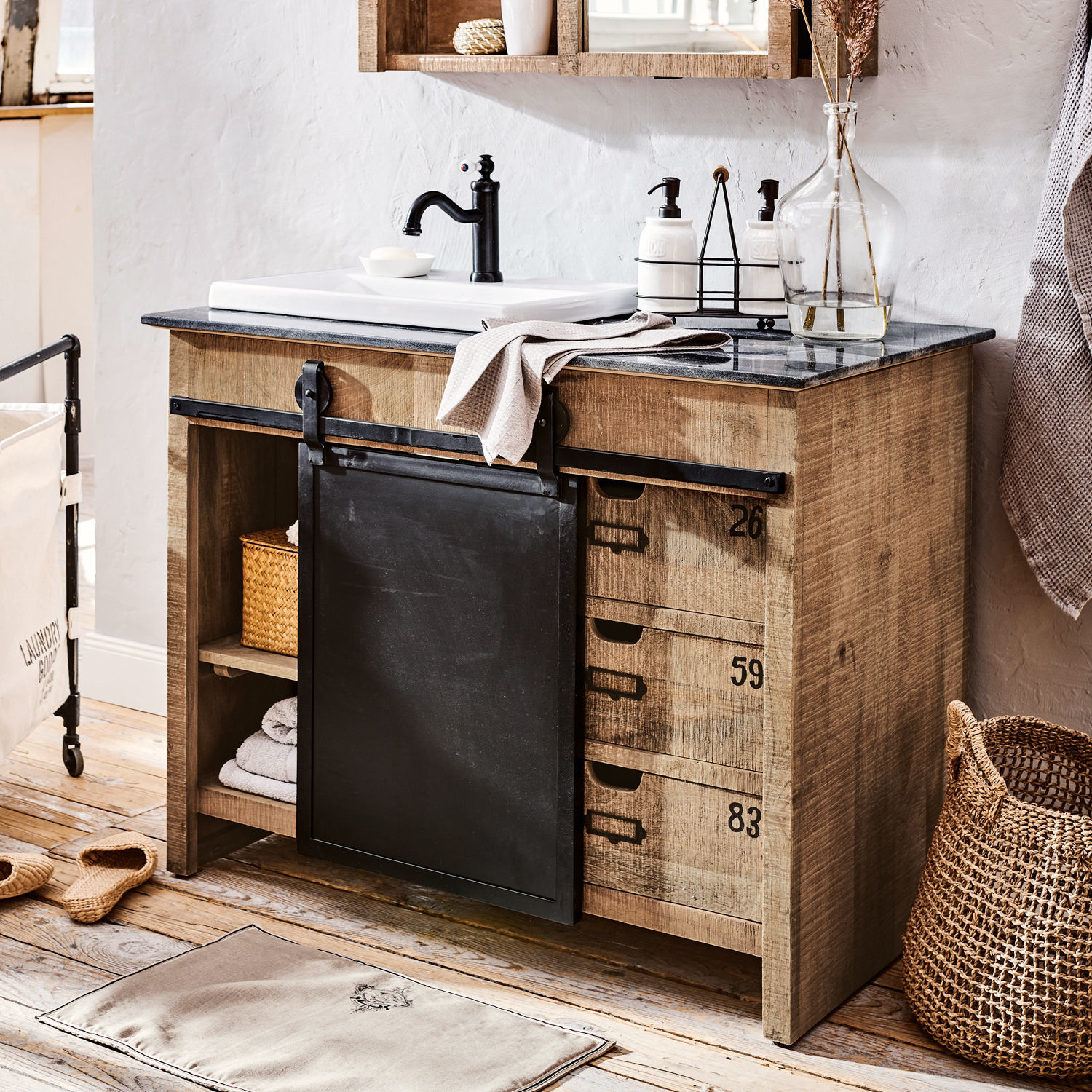 Waschtisch Taylors Island Holz-Badezimmerschrank mit schwarzer Metallschiebetür und schwarzem Wasserhahn im Industriestil
