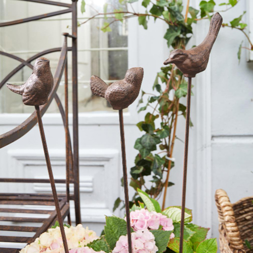 Dekorative braune Metallvögel auf Stäben für den Garten oder Blumentöpfe