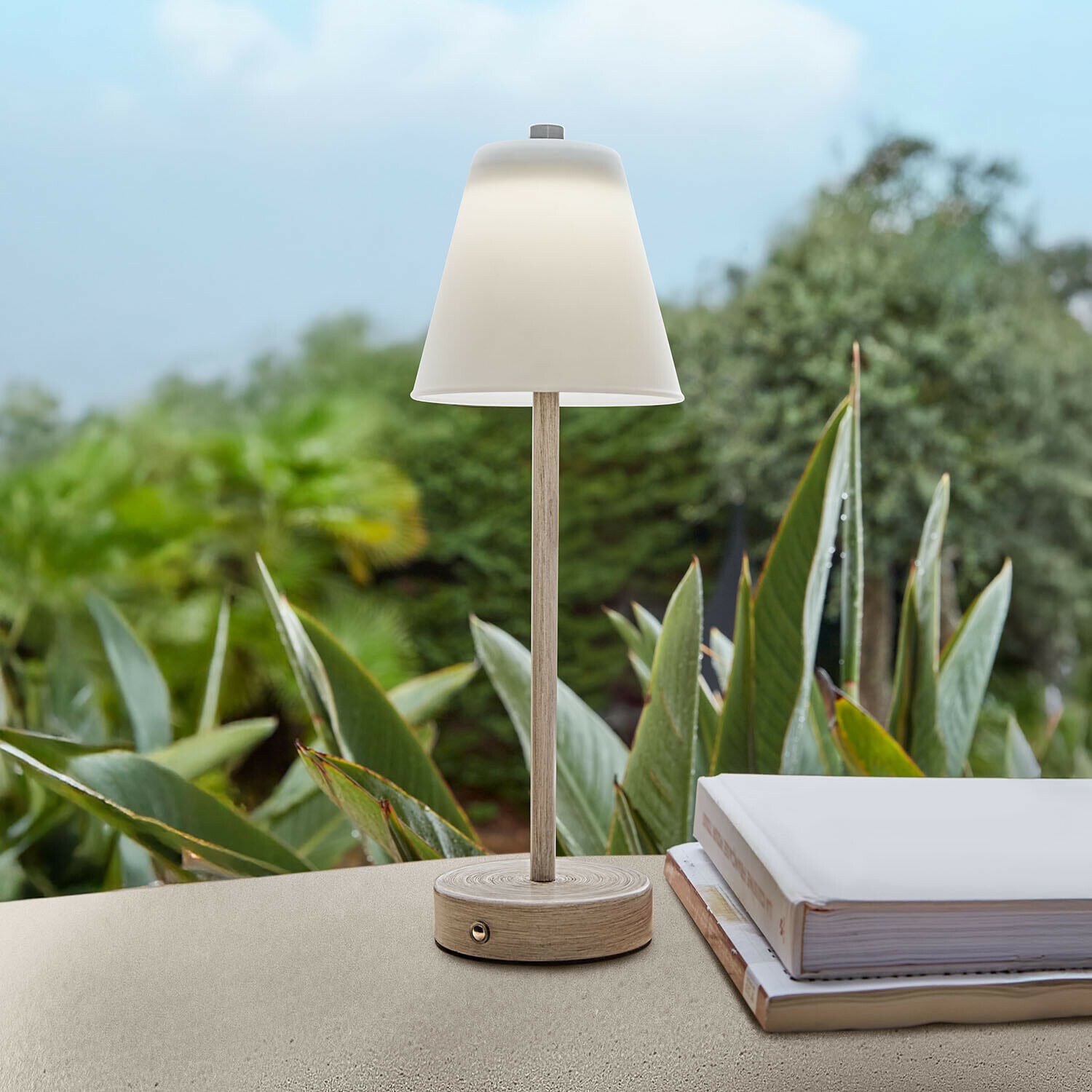 Wiederaufladbare Tischlampe Melari Tischlampe aus hellem Holz mit weissem Lampenschirm, ideal zum Lesen und Dekorieren