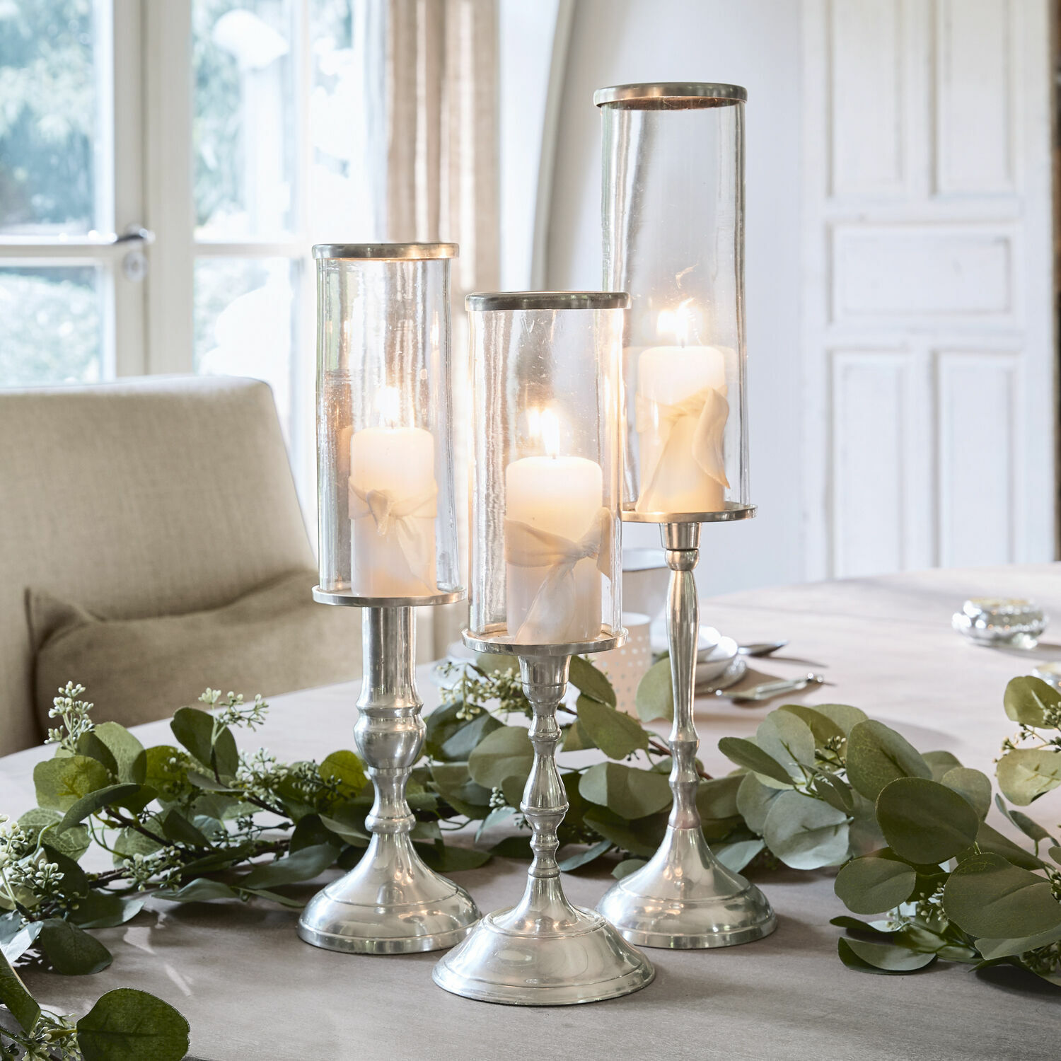 Kerzenständer 3er Set Vitia Drei silberne Kerzenhalter aus Glas und Metall mit weissen Kerzen als Tischdekoration