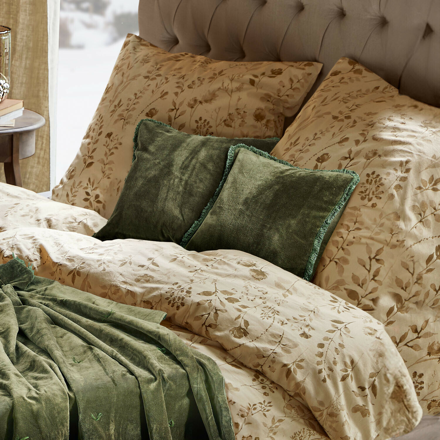 Kissenhülle 2er Set Maelis Beige Bettwäsche mit Blumenmuster, grüne Samtkissen und Decke auf gepolstertem Bett
