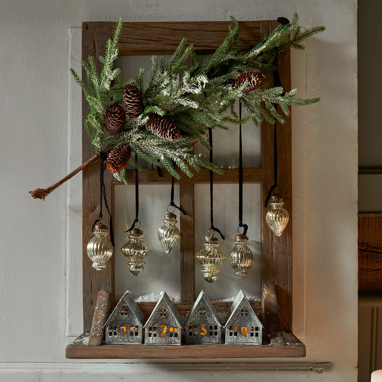 Deko-Fenster Rowenyl Weihnachtsdekoration mit nummerierten Metallhäuschen und Glasanhängern an Holzrahmen mit Tannenzweig