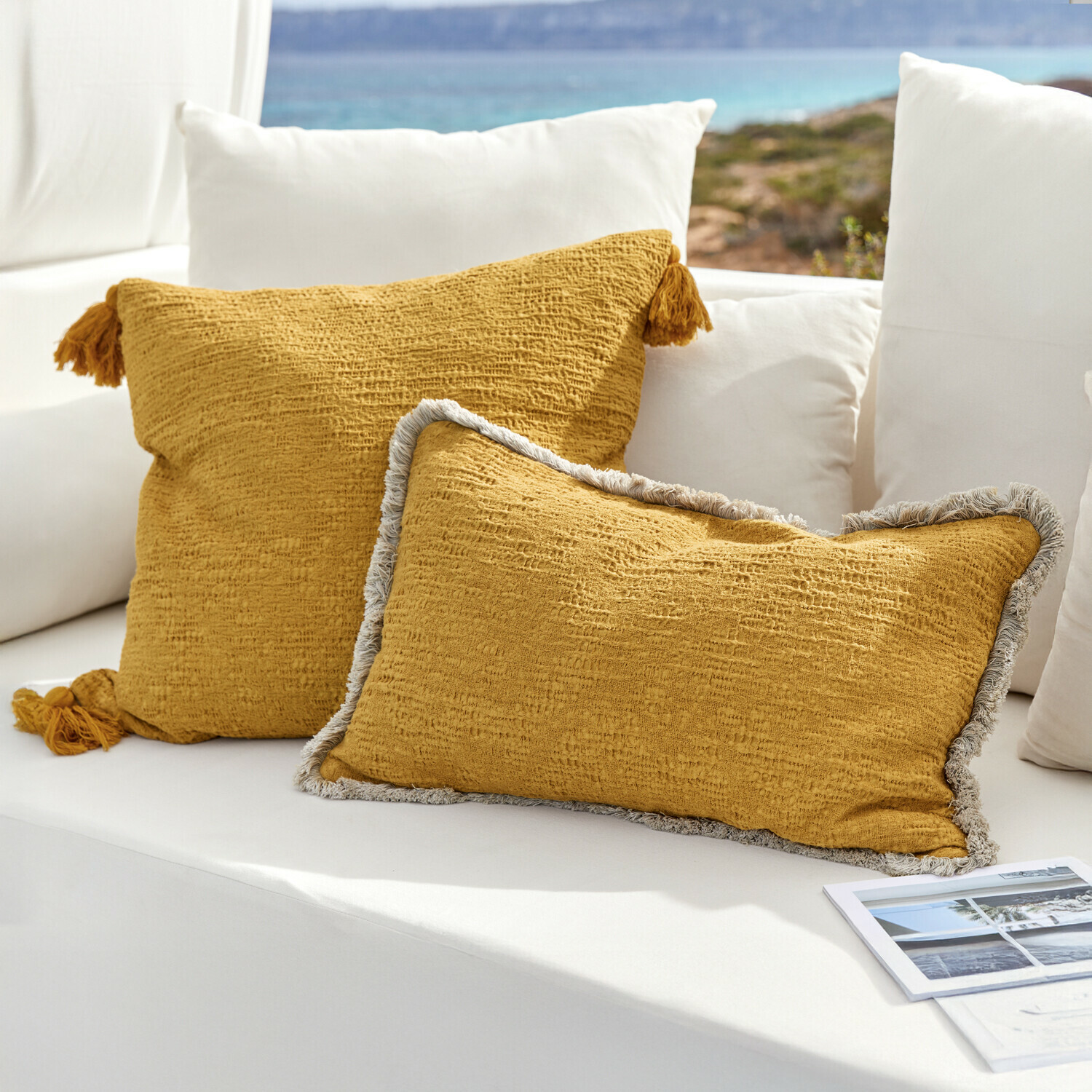 Kissenhülle 2er Set Rabea Gelbe dekorative Kissen aus Stoff auf weissem Sofa, stilvolle Wohn- und Gartendekoration