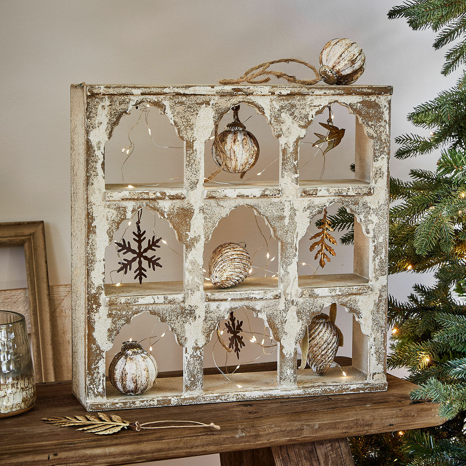 Wandorganizer Lorinique Rustikale Holzdekoration mit weissem Used-Look und LED-Weihnachtsschmuck auf Holztisch