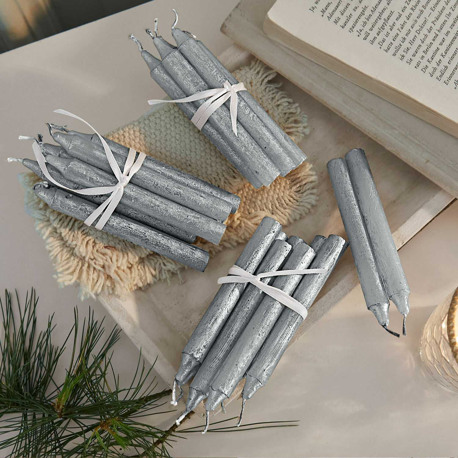 Kerze 20er Set Noufa Set aus silbernen Wachskerzen, dekorative Wohnaccessoires mit natürlichem und festlichem Flair