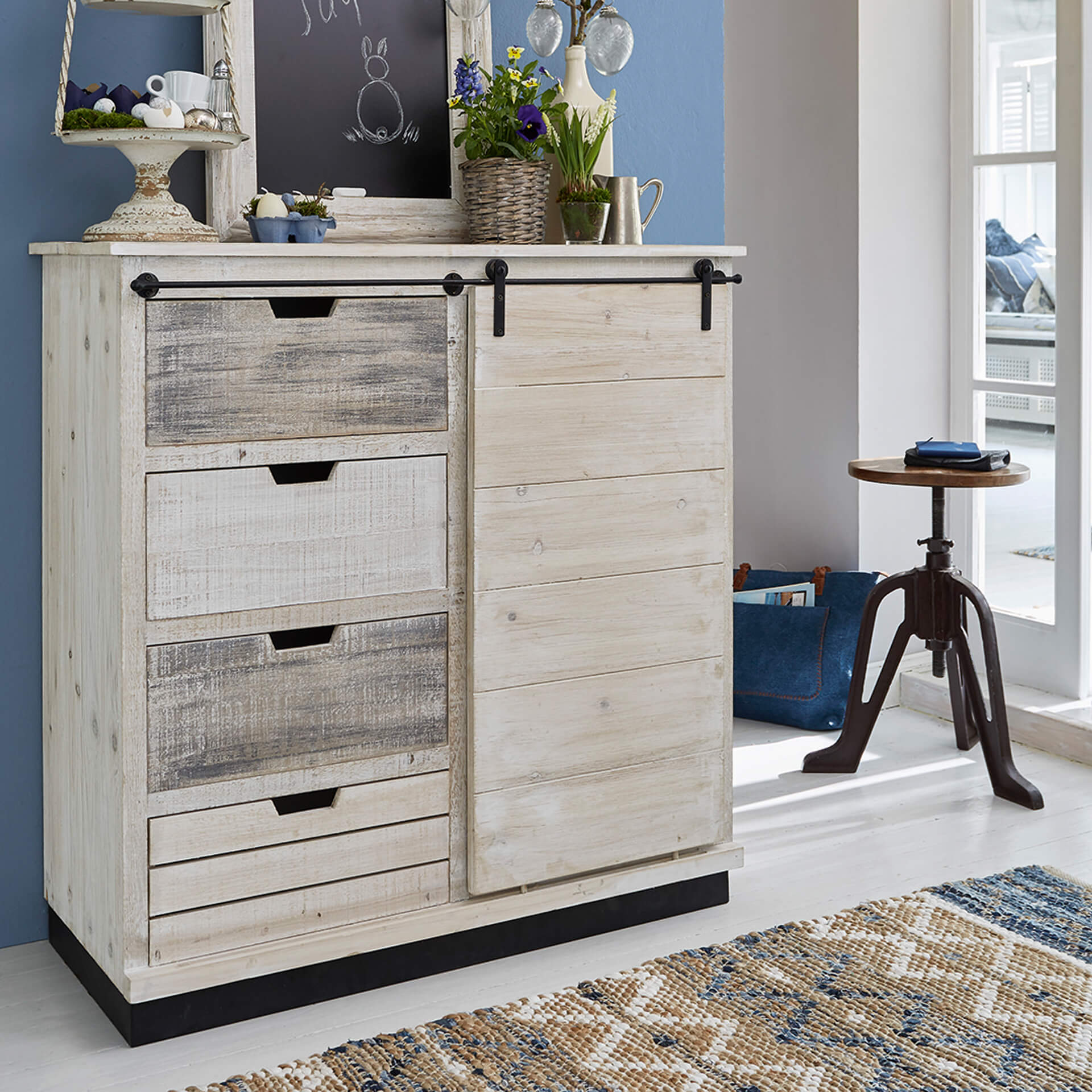 Vintage-Holzkommode mit Schubladen und Schiebetür in hellen Beige- und Grautönen für Stauraum