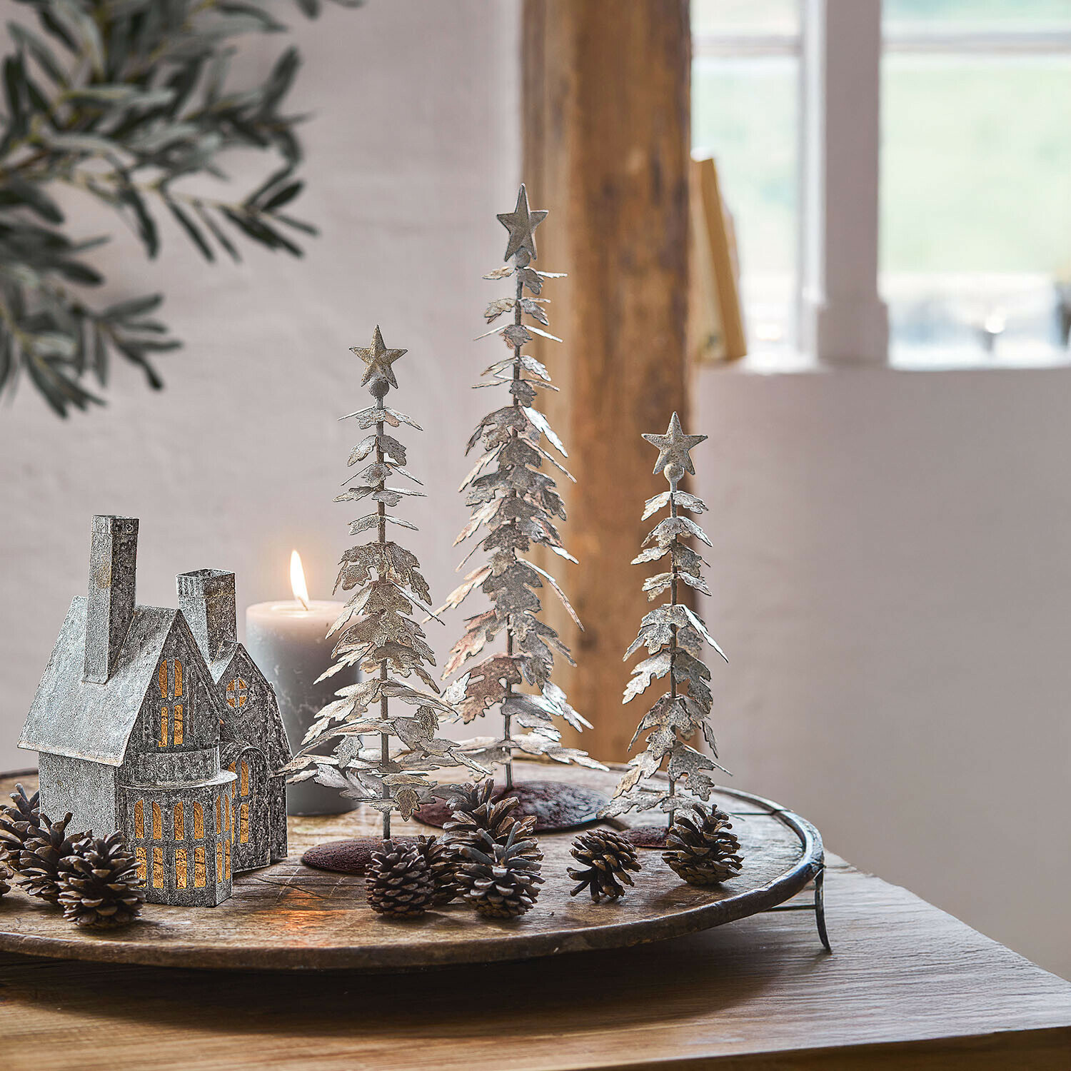 Deko-Baum 3er Set Laruns Dekorative Metall-Weihnachtsbäume mit Sternen in Rostoptik auf rustikalem Holztisch