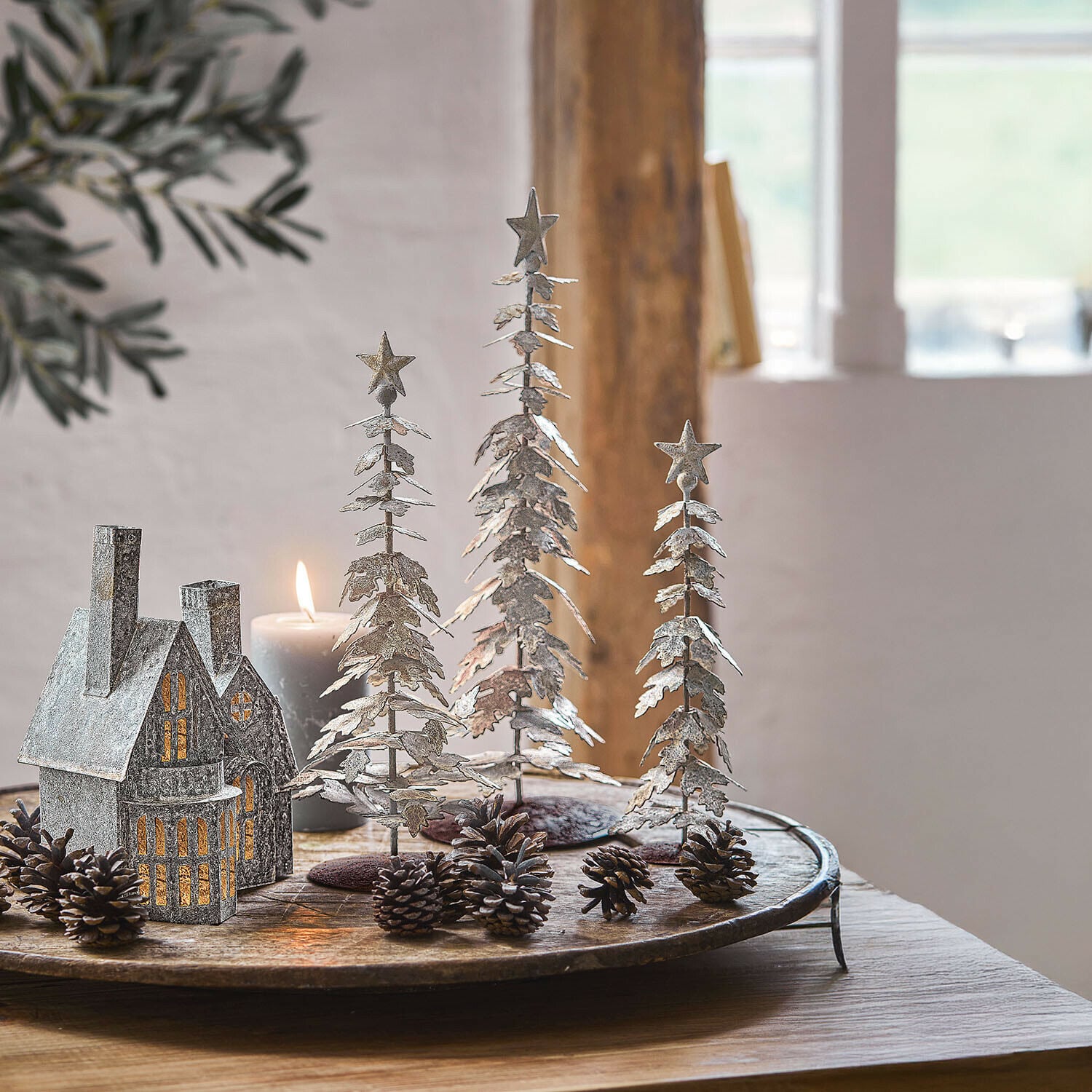Deko-Baum 3er Set Laruns Dekorative Metall-Weihnachtsbäume mit Sternen in Rostoptik auf rustikalem Holztisch