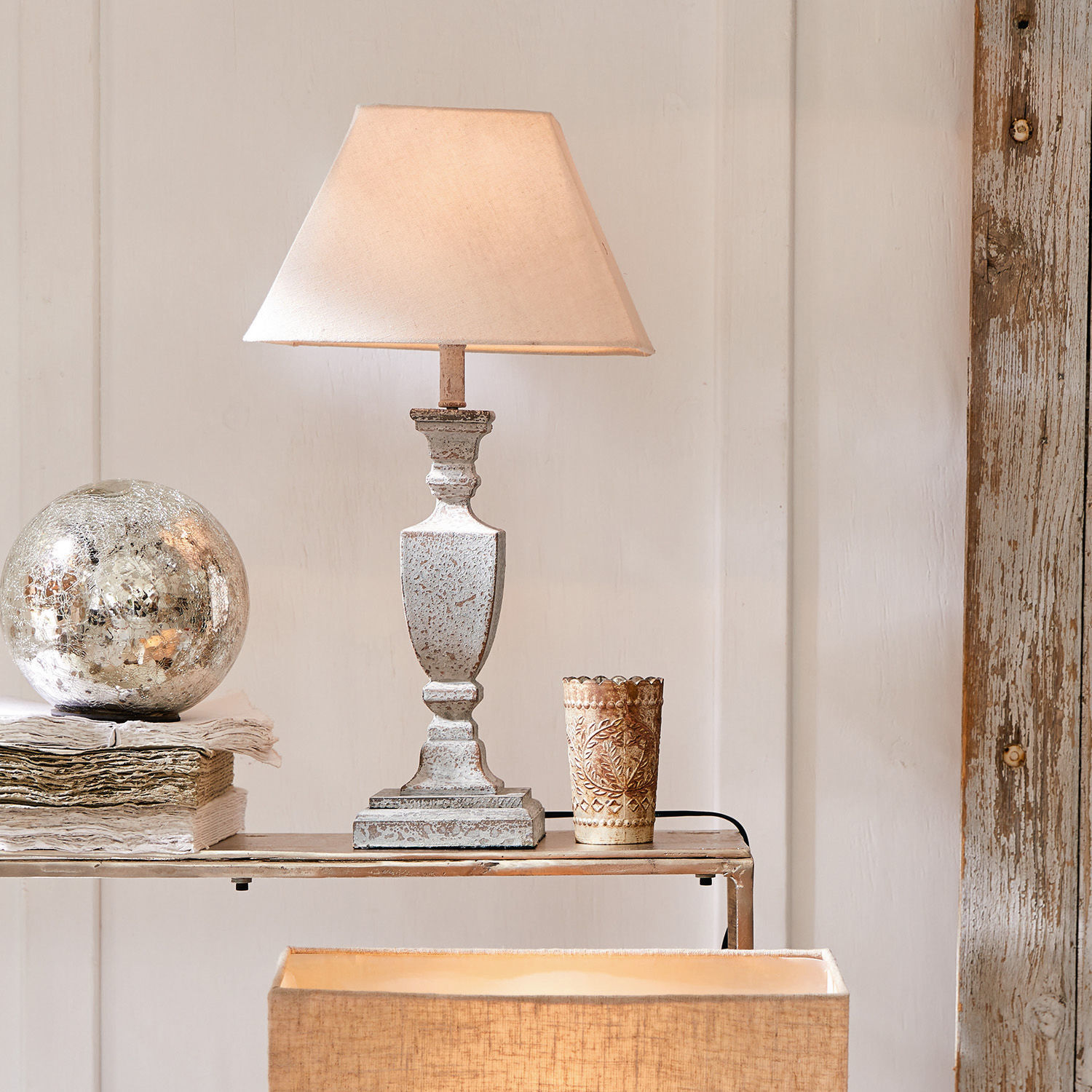 Tischlampe Gorham Tischlampe aus weissem Metall mit beigem Lampenschirm im Vintage-Stil für Wohnraumdekoration