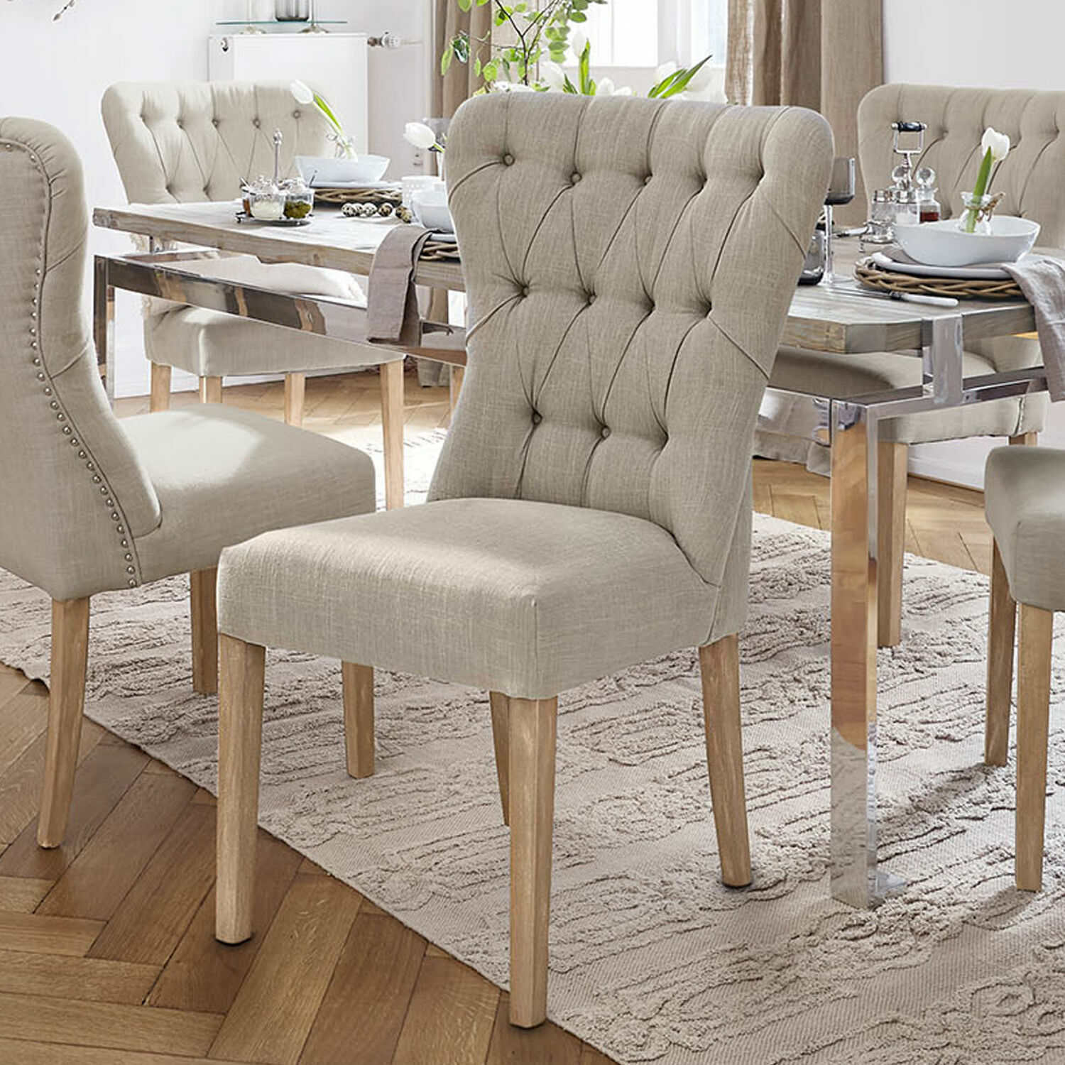 Stuhl Saint-Laurent Beiger, gepolsterter Stuhl mit Holzbeinen in eleganter Esszimmerumgebung mit Teppich