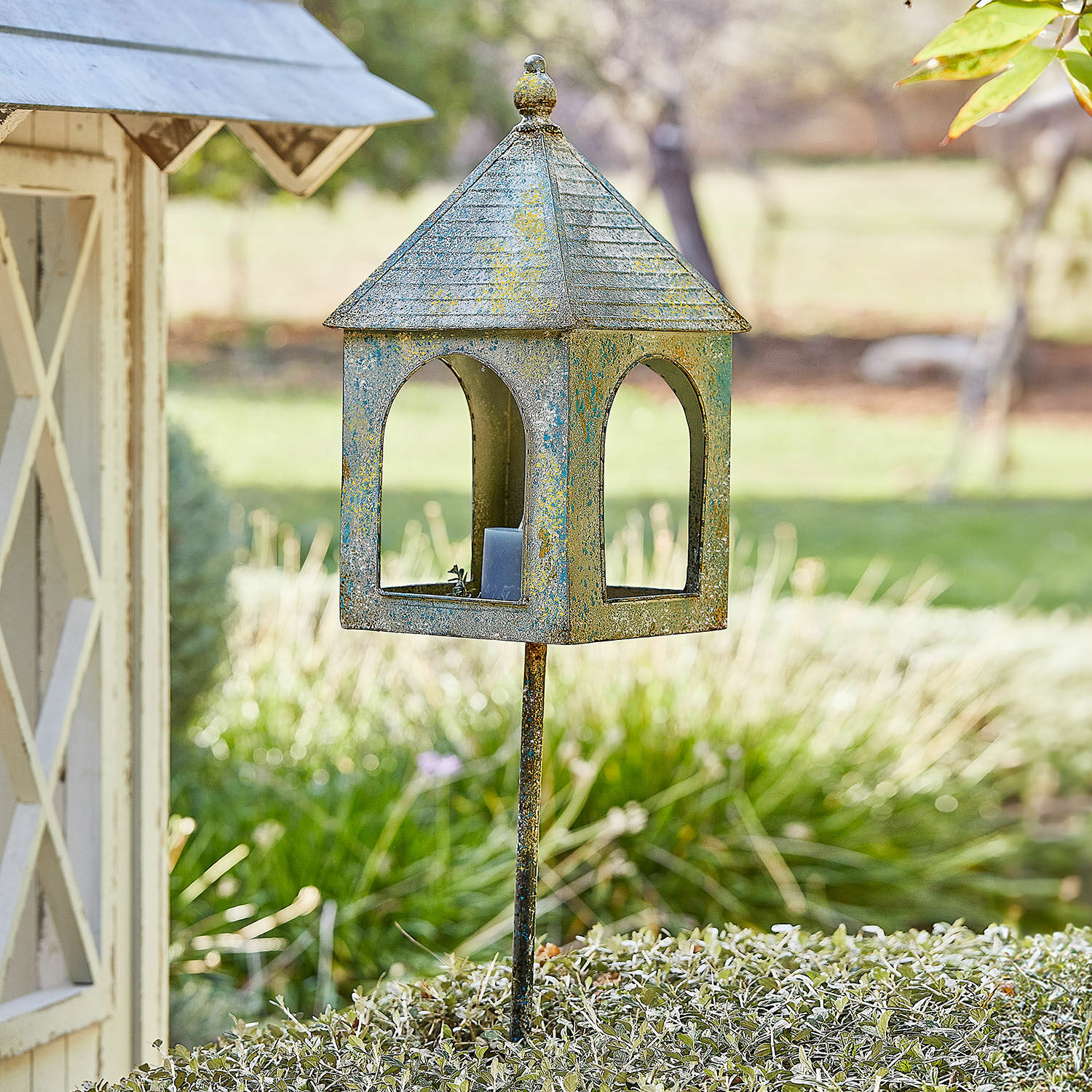 Vogelhaus Vallorin Metall-Gartenlaterne im Vintage-Stil mit grüner und gelber Patina, dekorative Aussenbeleuchtung