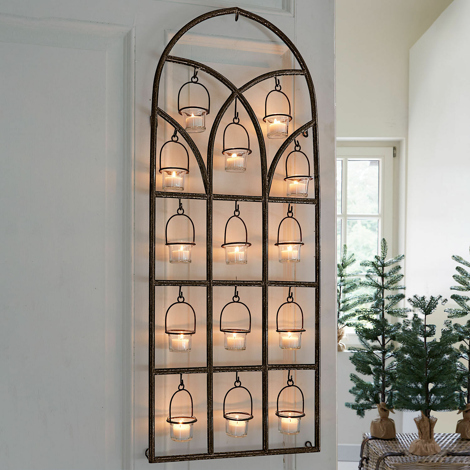 Wandkerzenhalter Wesmalie Metall-Wanddekoration mit 15 Glas-Teelichthaltern und brennenden Kerzen im Vintage-Stil